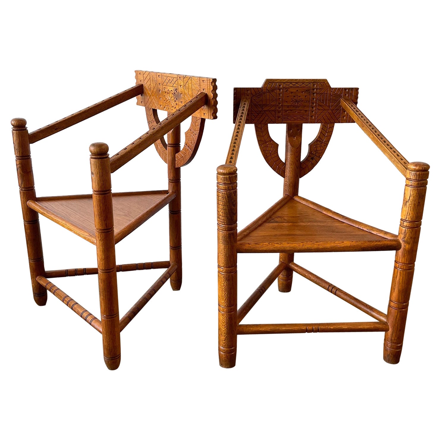 Paire de chaises d'angle nordiques sculptées