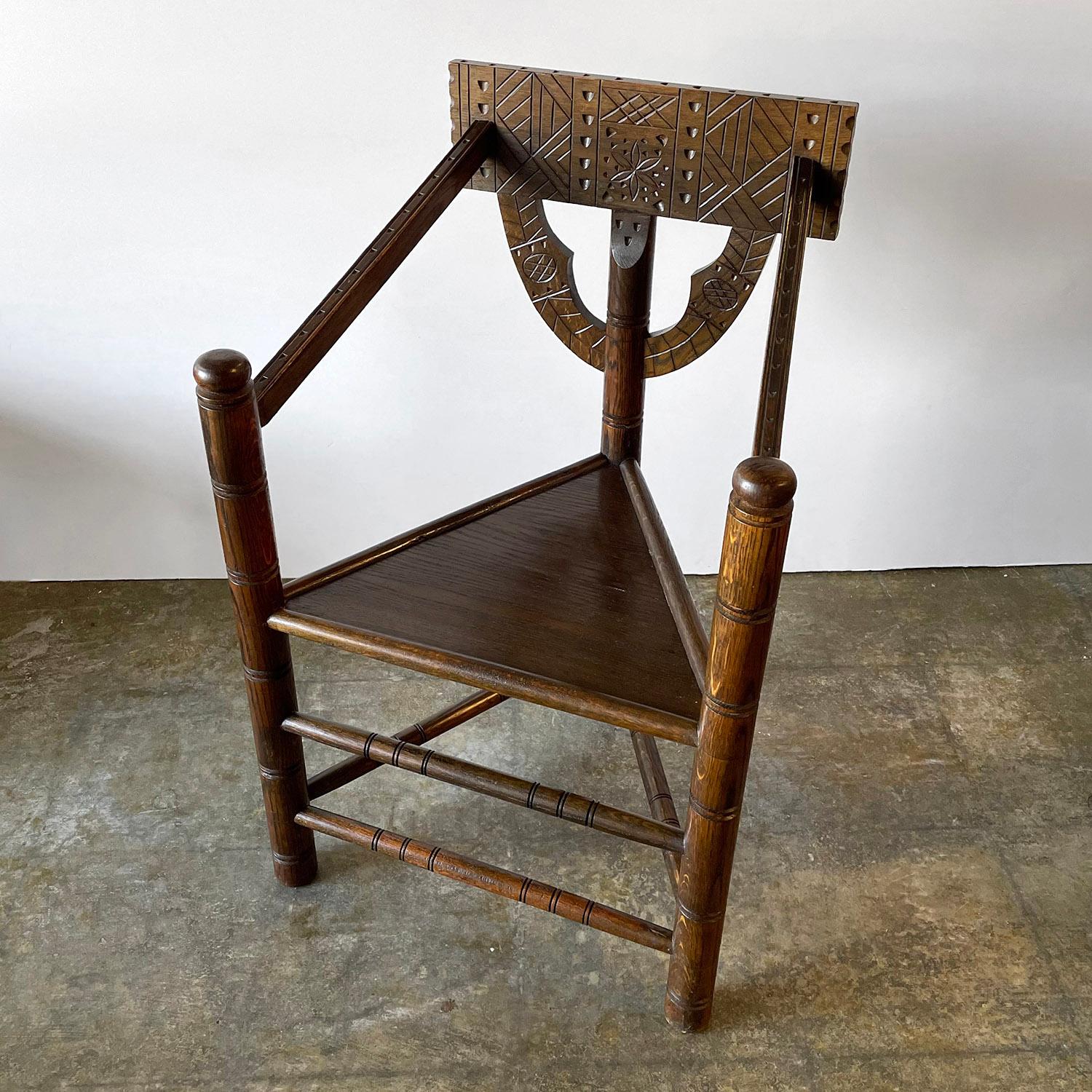 Coppia di sedie angolari in Oak nordico intagliato in vendita 4