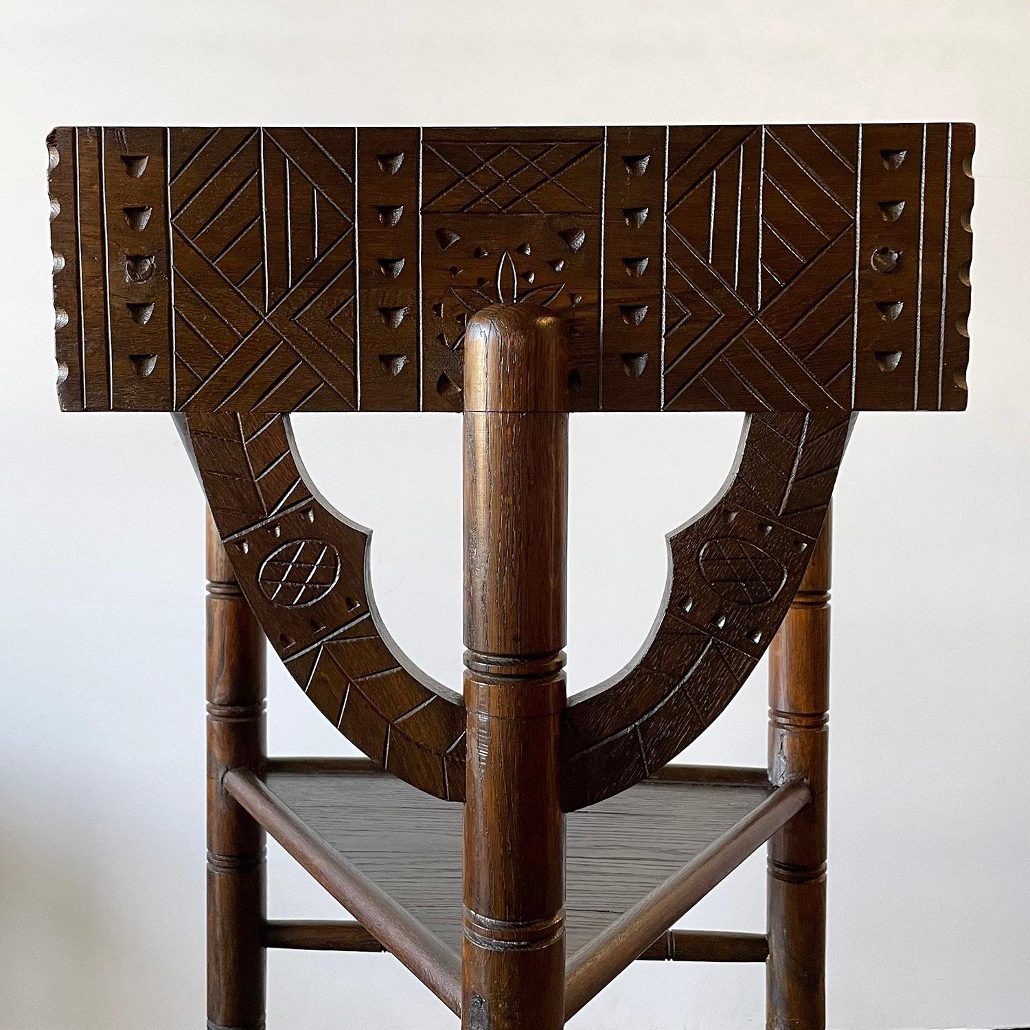 Coppia di sedie angolari in Oak nordico intagliato in vendita 10