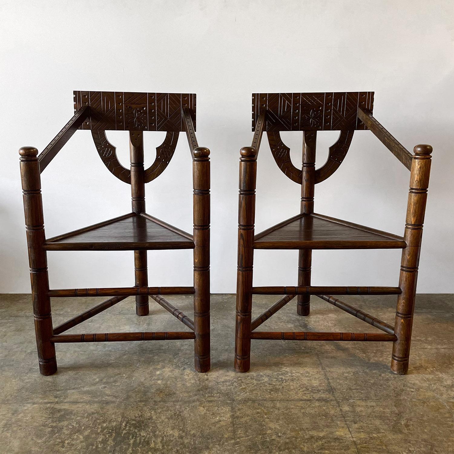 Sedie primitive svedesi a forma di monaco
Svezia, inizio del XX secolo
Ogni sedia è unica nella sua composizione e nel suo design.
Realizzato in legno di quercia massiccio e con motivi e segni intagliati in modo intricato.
Patina dovuta all'età e