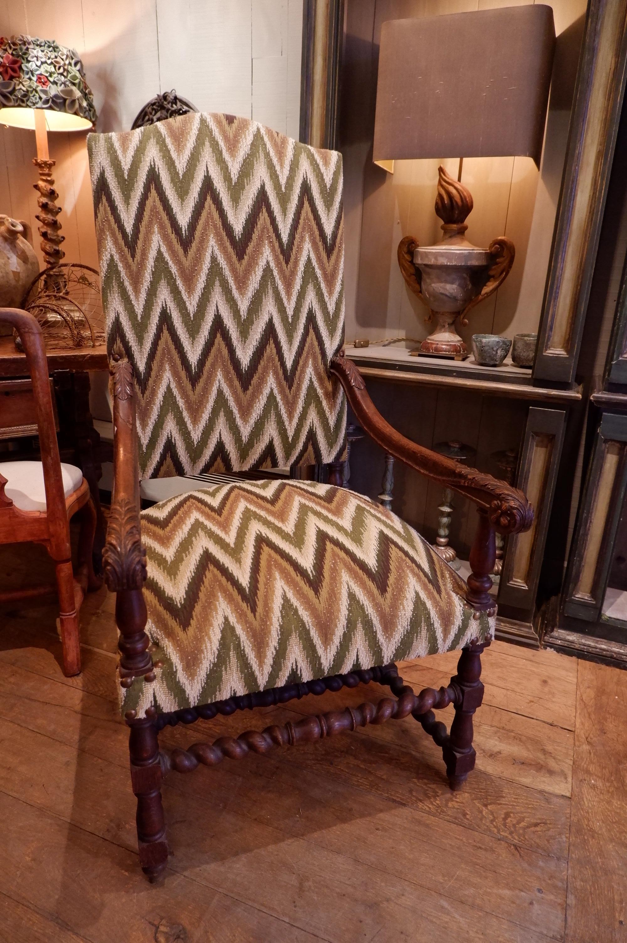 This magnificent pair of 19th-century armchairs in carved oak embodies the grandeur of the Louis XIII style, blending historical richness with modern refinement. The sculpted volute armrests, Solomonic twist-turned legs, and H-stretcher showcase the