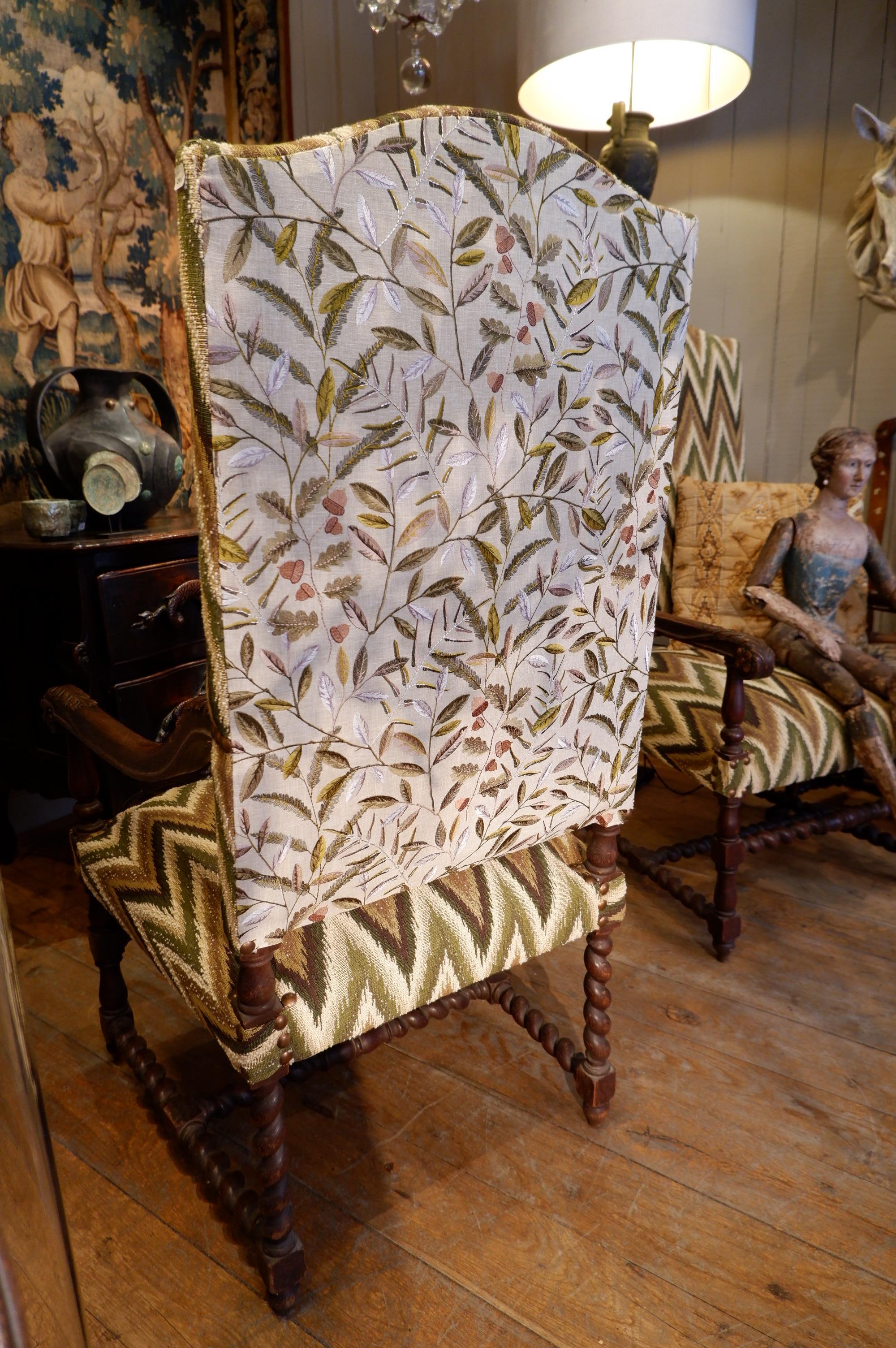 Pair of carved oak armchairs with scrolls and flamed fabric In Good Condition For Sale In PARIS, FR