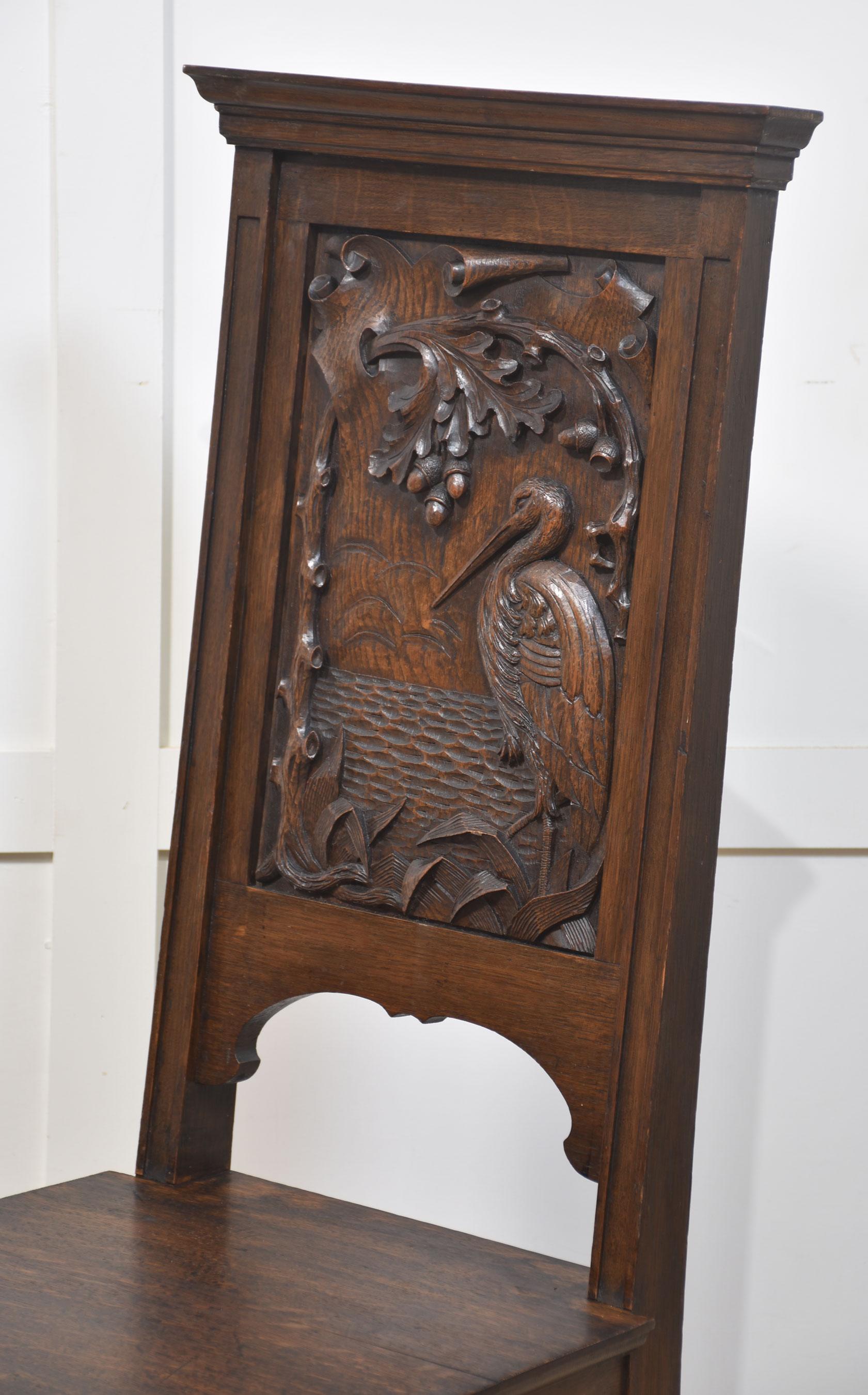 Pair of carved oak hall chairs (Britisch) im Angebot