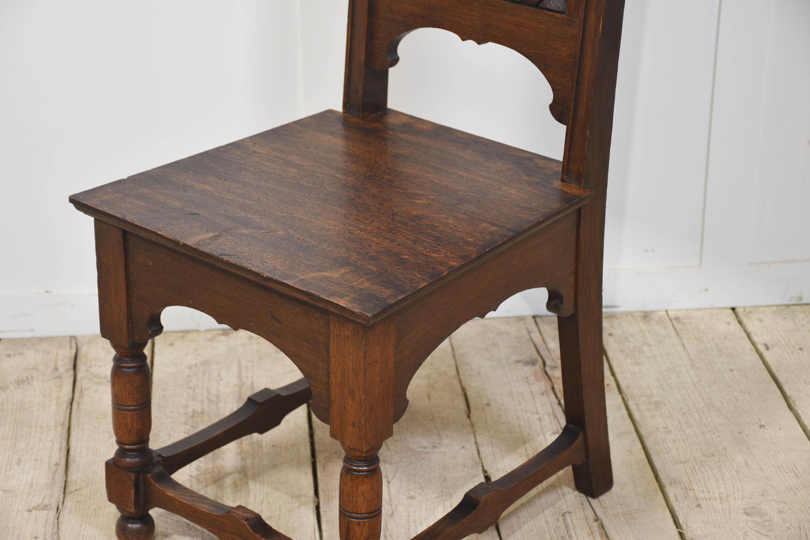 Pair of carved oak hall chairs (20. Jahrhundert) im Angebot