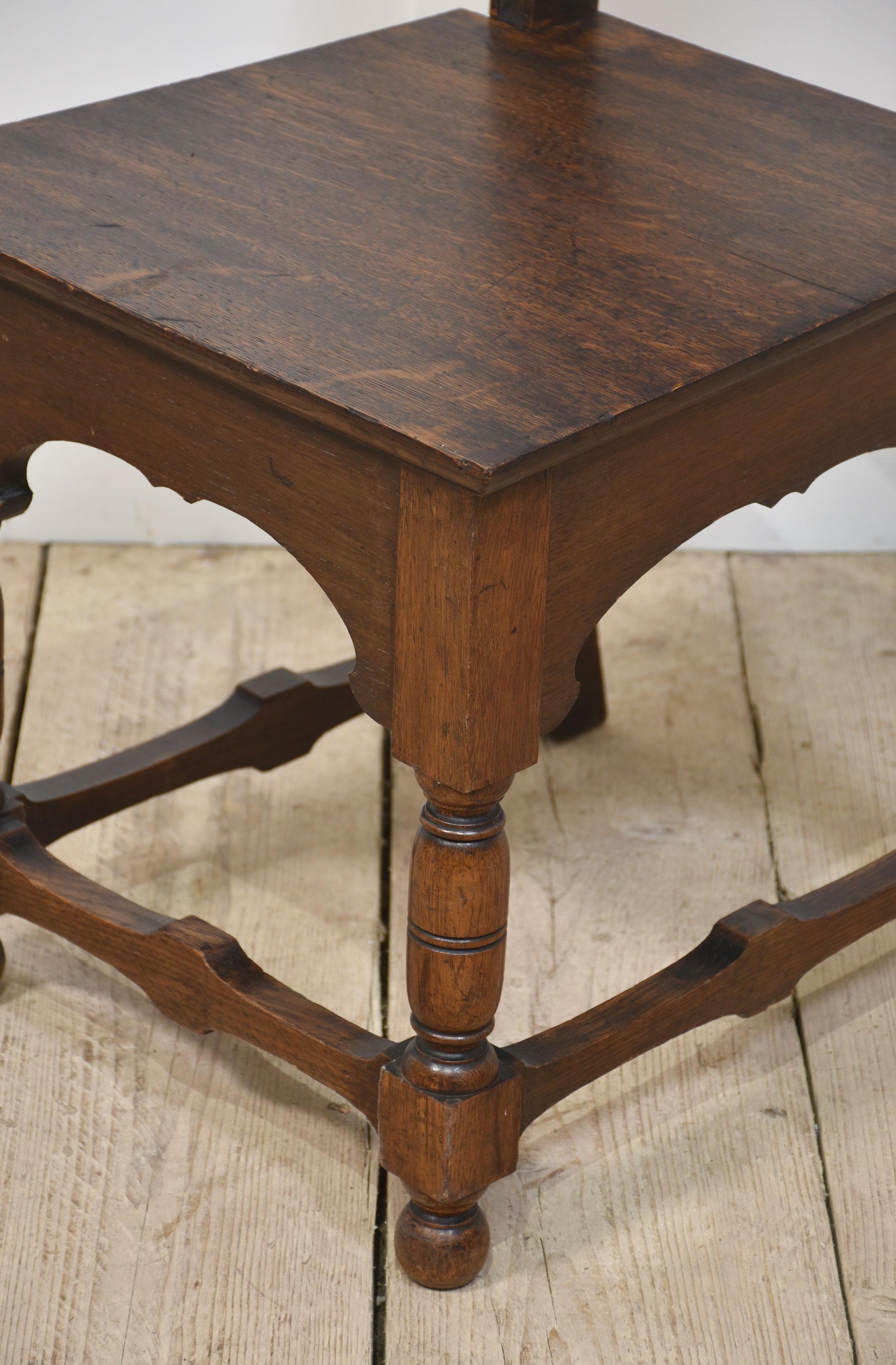 Pair of carved oak hall chairs (Eichenholz) im Angebot