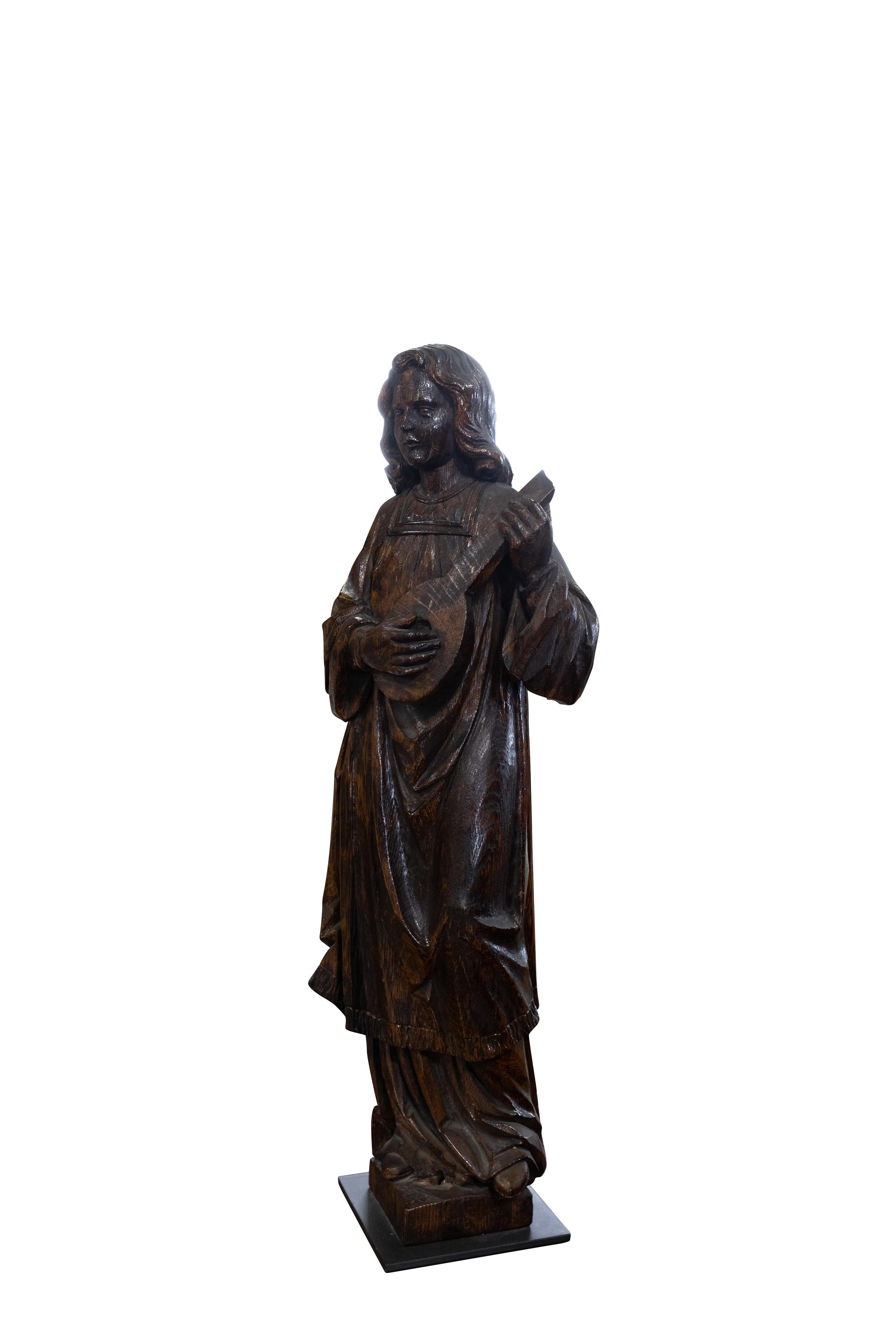 Europeo Pair of Carved Oak Musicians in vendita