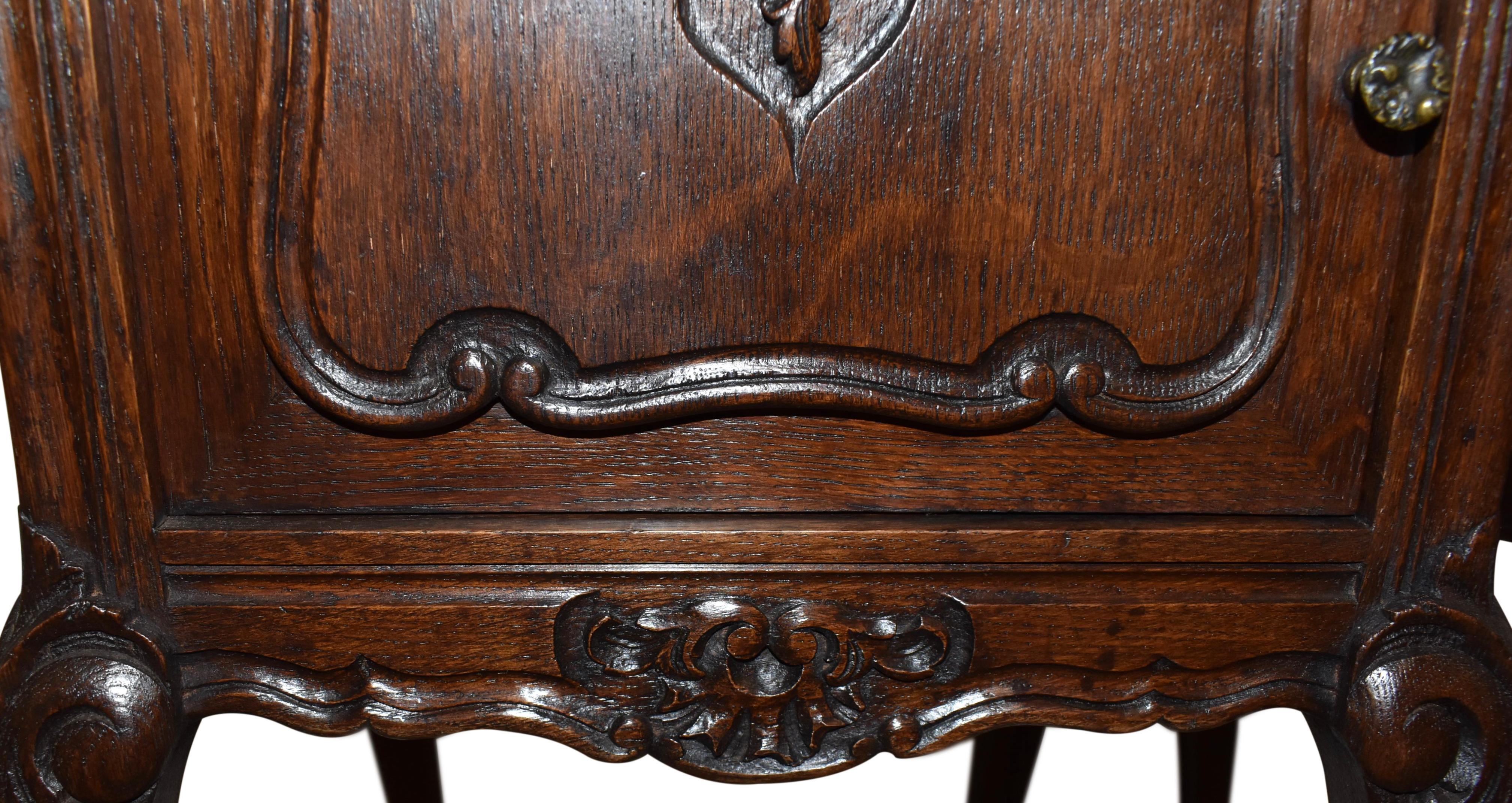 Pair of Carved Oak Nightstand Bedside Tables with Mable Tops, Circa 1900 In Good Condition For Sale In Evergreen, CO