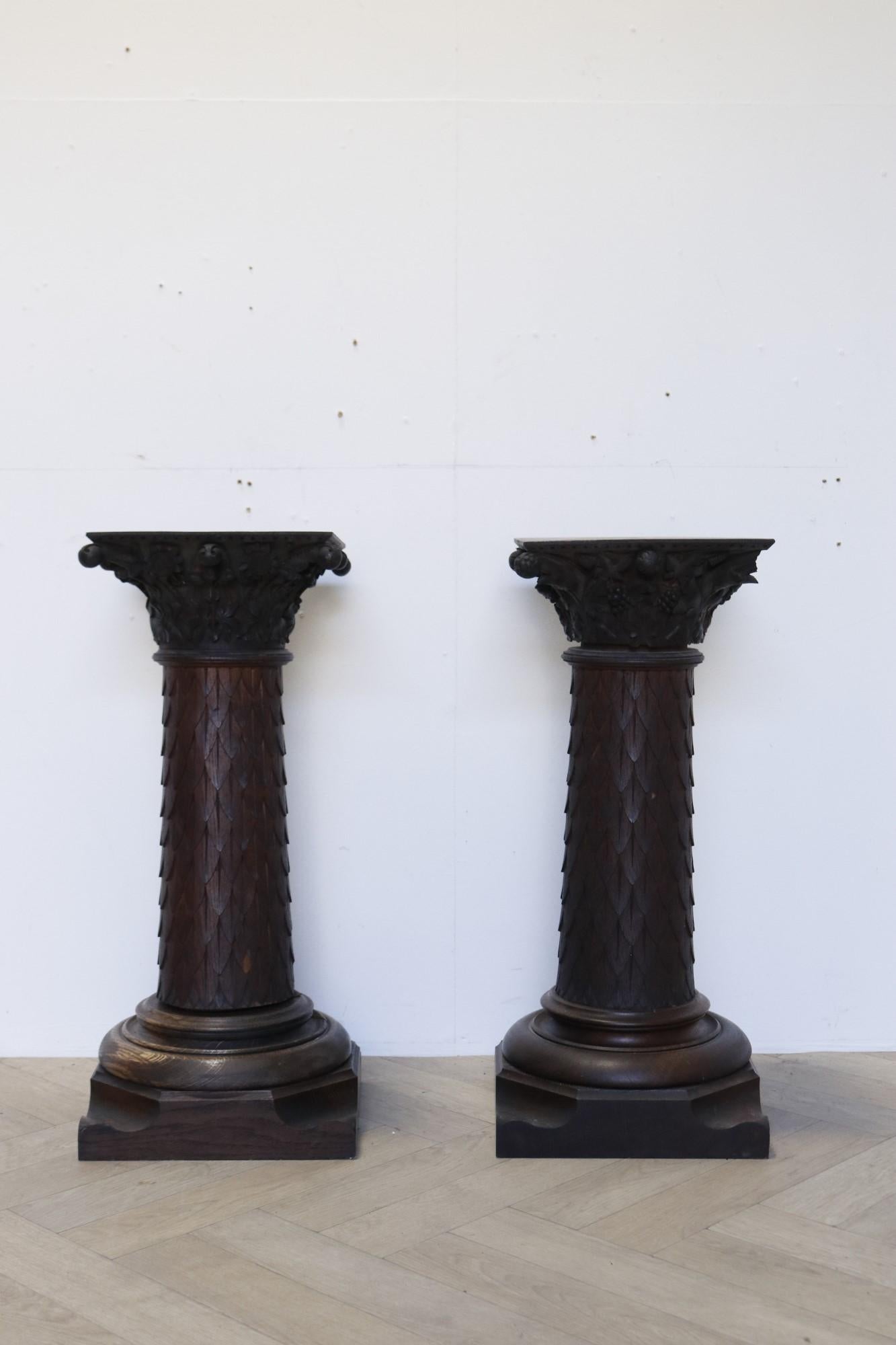 Paar geschnitzte Pedestale aus OAK im Zustand „Relativ gut“ im Angebot in Wormelow, Herefordshire