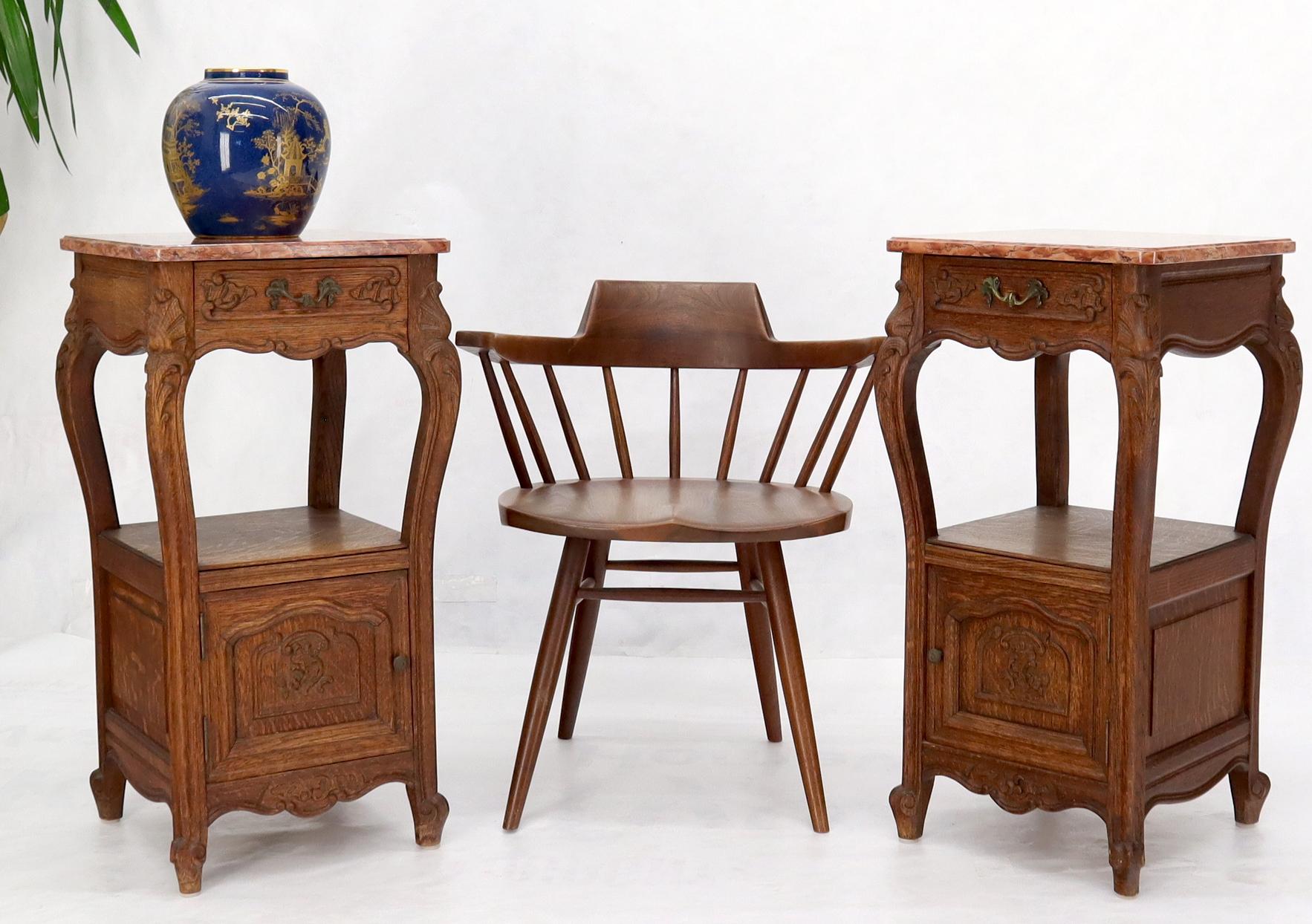 Pair of carved oak rouge marble tops nightstands end tables In Good Condition For Sale In Rockaway, NJ