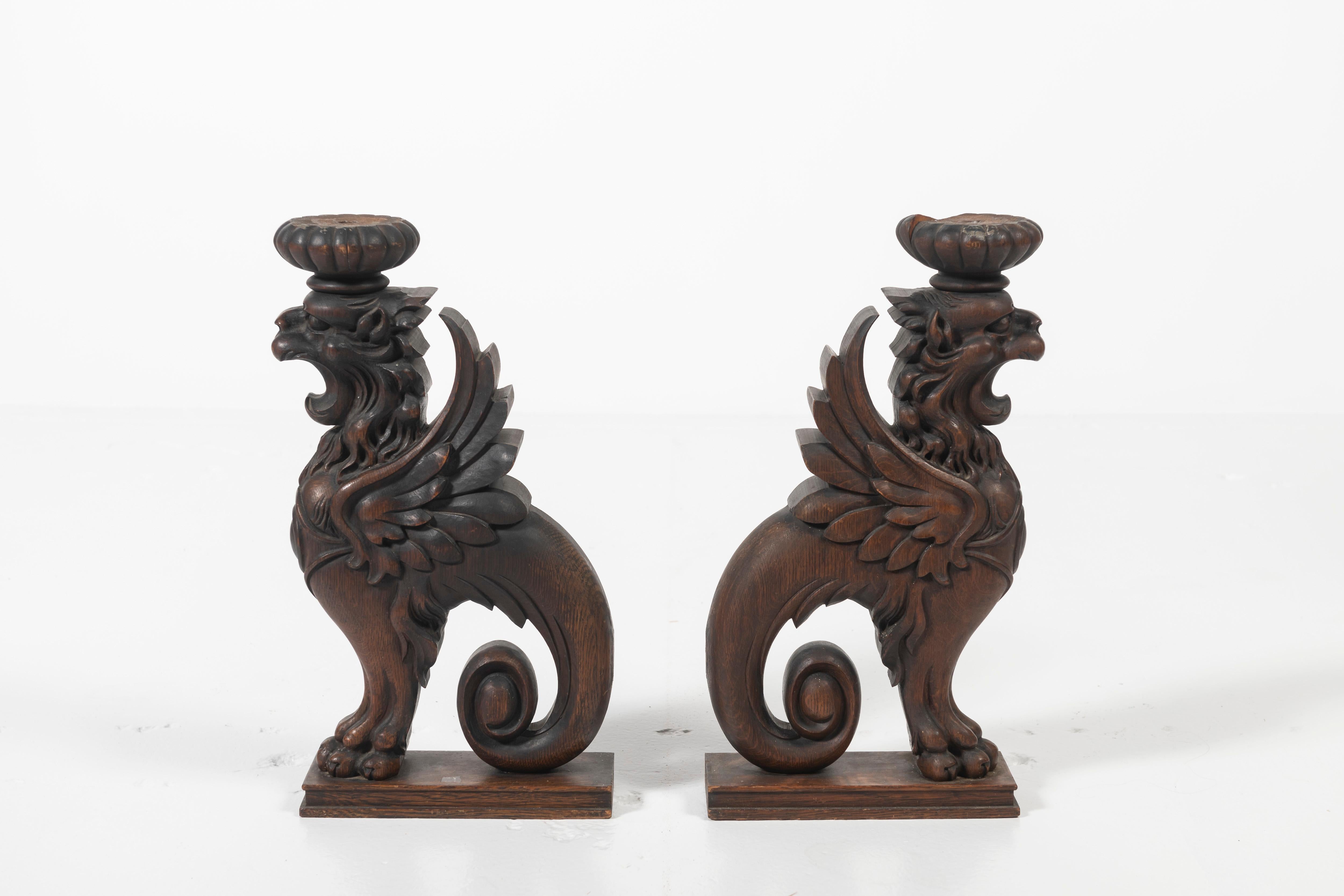 Stilisierte Griffin-Skulpturen aus geschnitzter Eiche, 1900er Jahre, Paar (Neoklassisch)