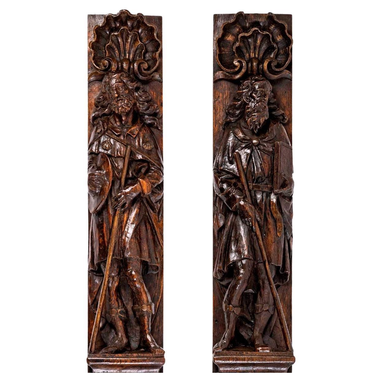 Ein Paar geschnitzte Eichenholztafeln, Saint-Jacques Le Majeur: Periode: 17. Jahrhundert im Angebot