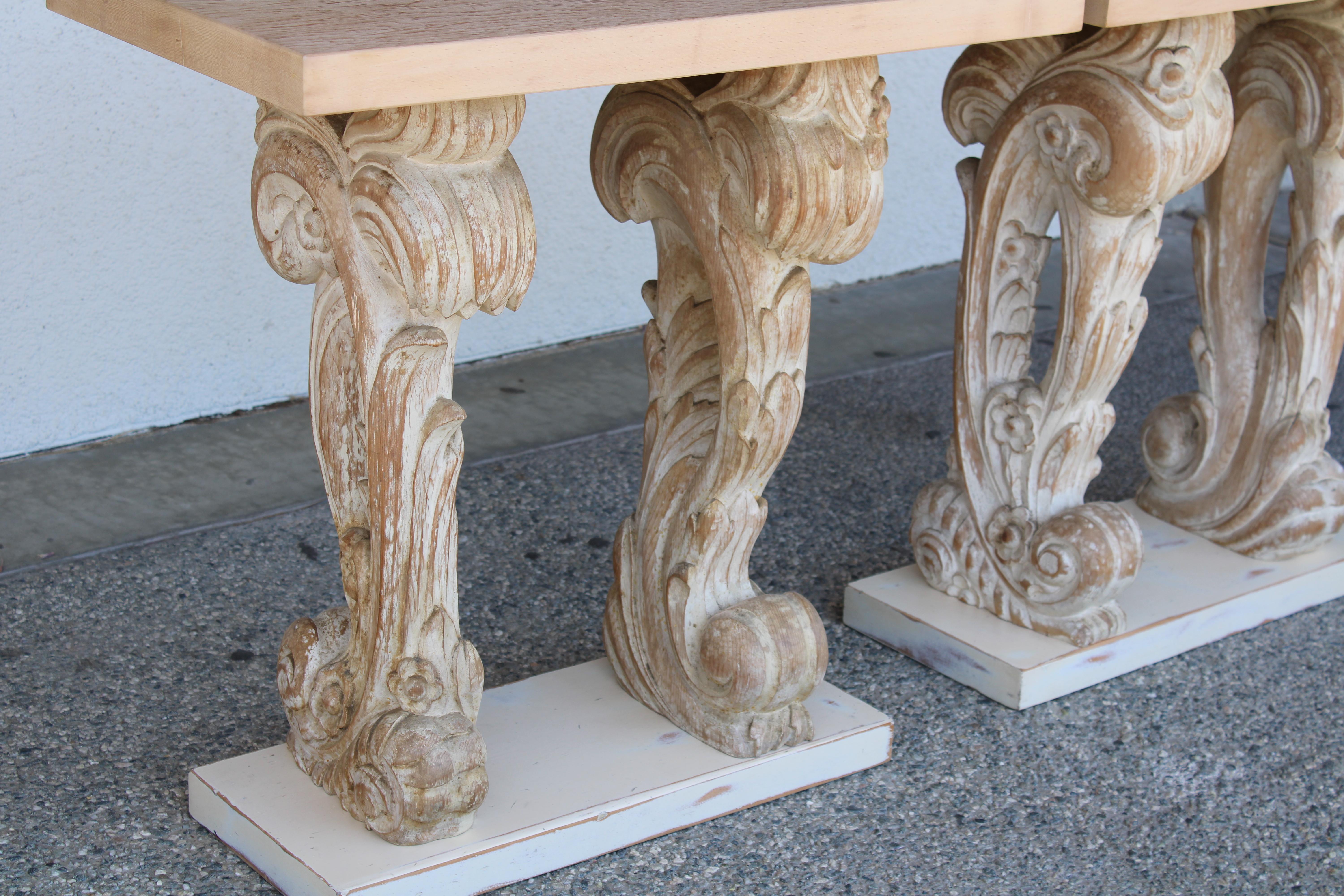 Baroque Paire de tables consoles sculptées et peintes en vente