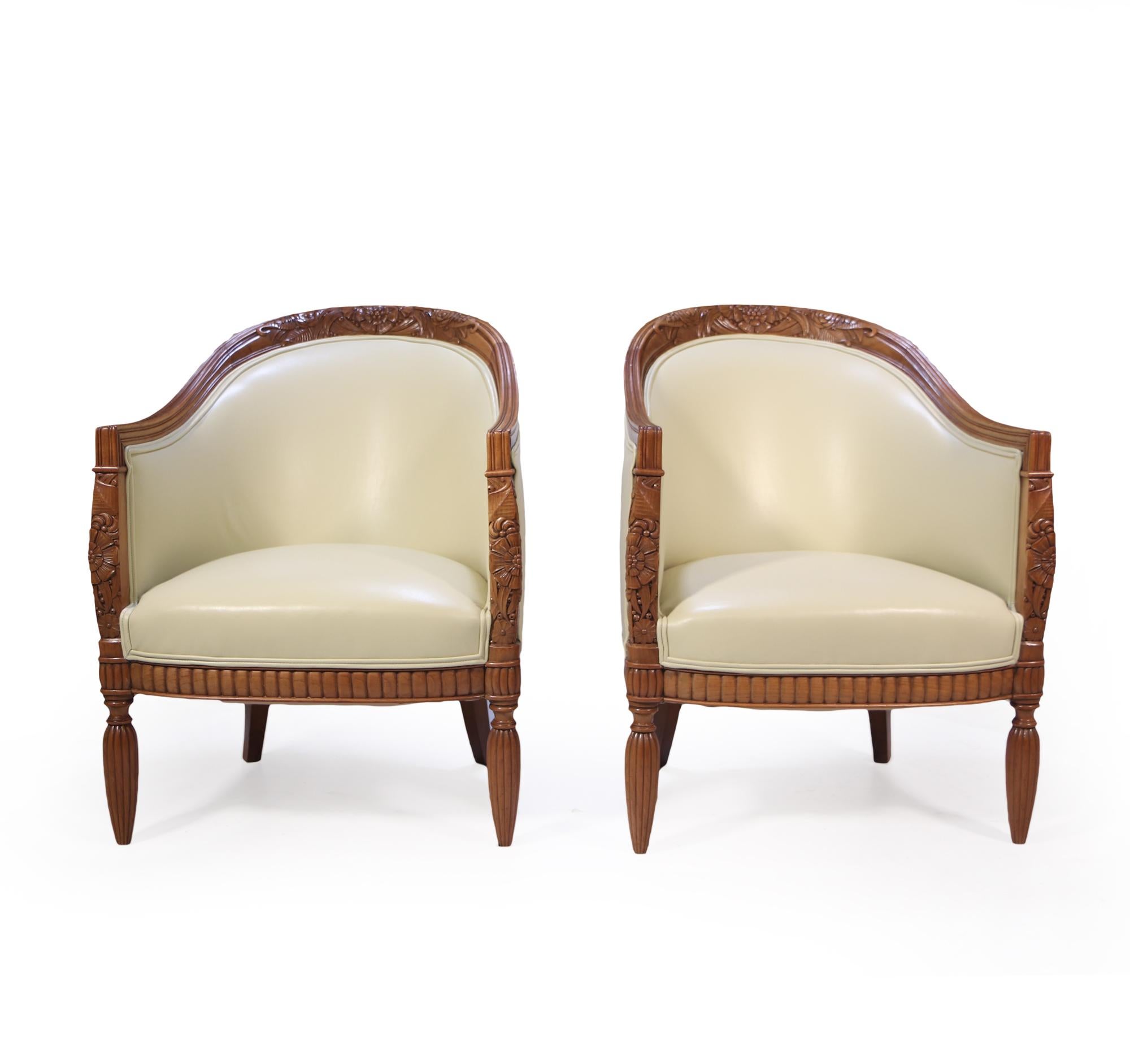 Ein außergewöhnliches Paar fein ausgehöhlte und skulpturale Sessel, hergestellt in Frankreich in den 1920er Jahren die Frames sind massiv Birne, die Stühle wurden vollständig gepolstert und in Creme Farbe weiches Leder Hyde bezogen.

Alter: