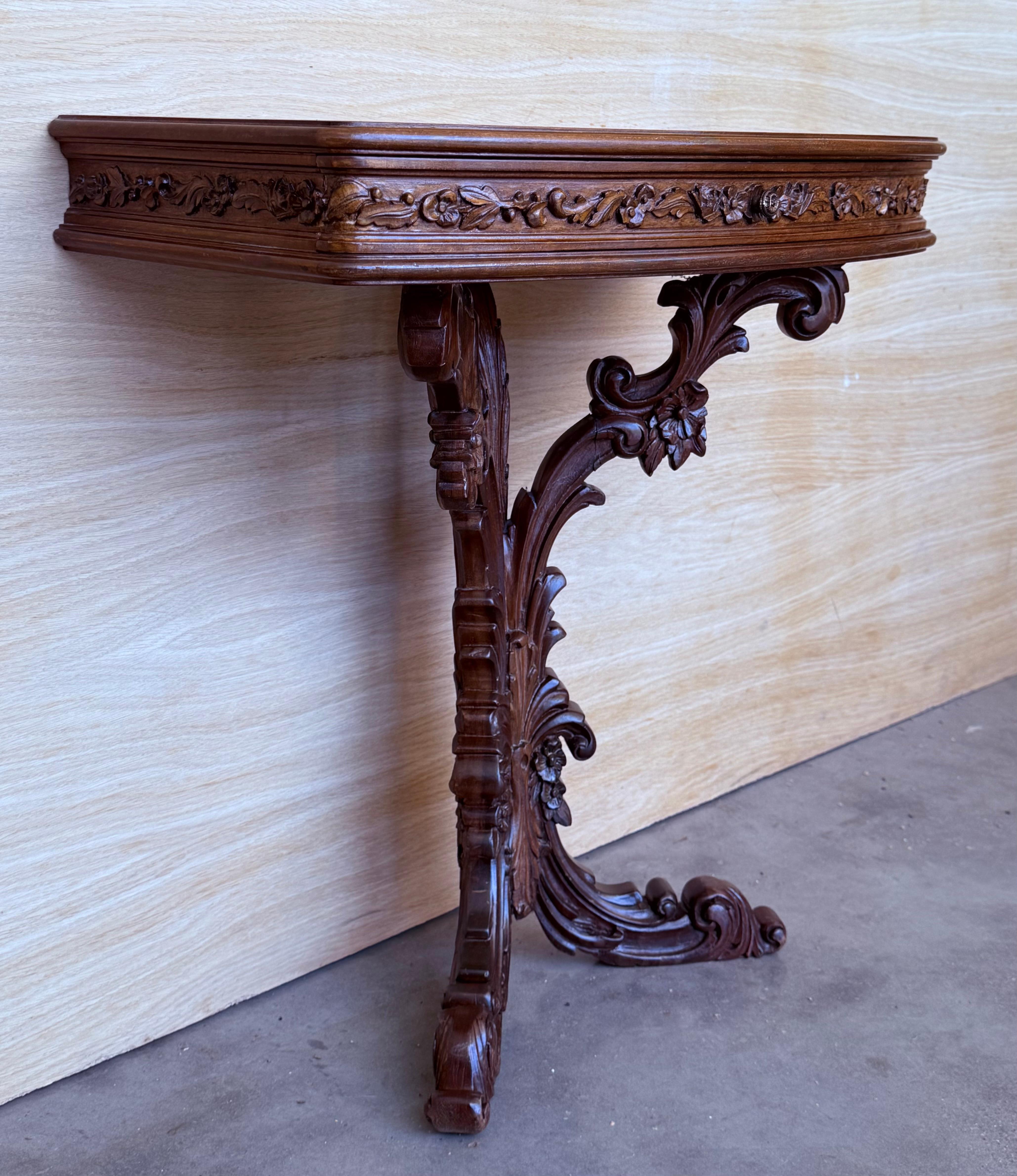 Pair of Carved Pedestal Nightstands with drawer In Good Condition For Sale In Miami, FL