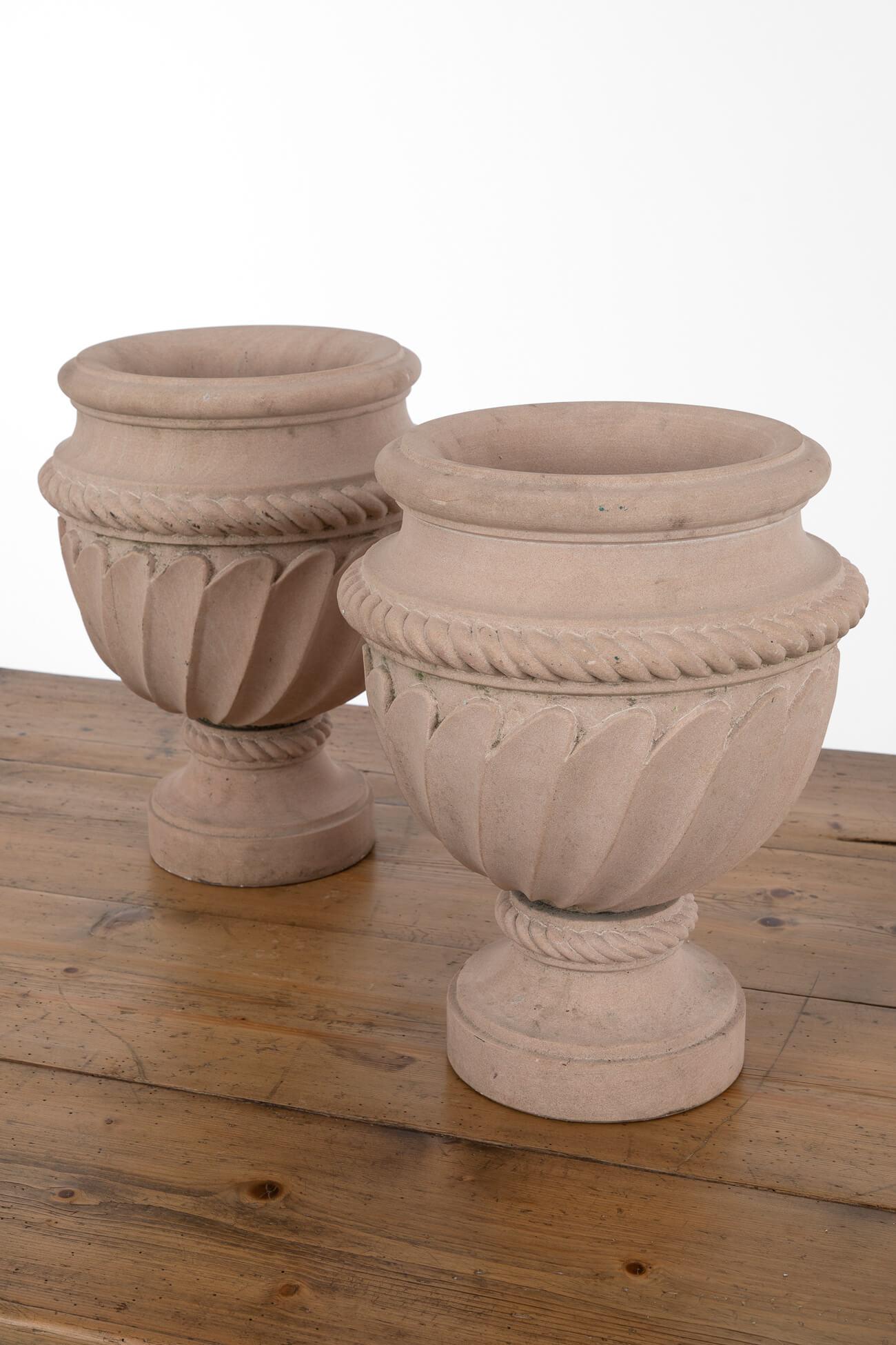 A pair of decoratively carved pink stone urns. Perfect for garden or home alike. Price is for the pair. 
English, 20th century.

Additional information:
H 36 cm (H 29.1 inches)
W 28 cm (W 25.5 inches)
D 28 cm (D 31.4 inches).