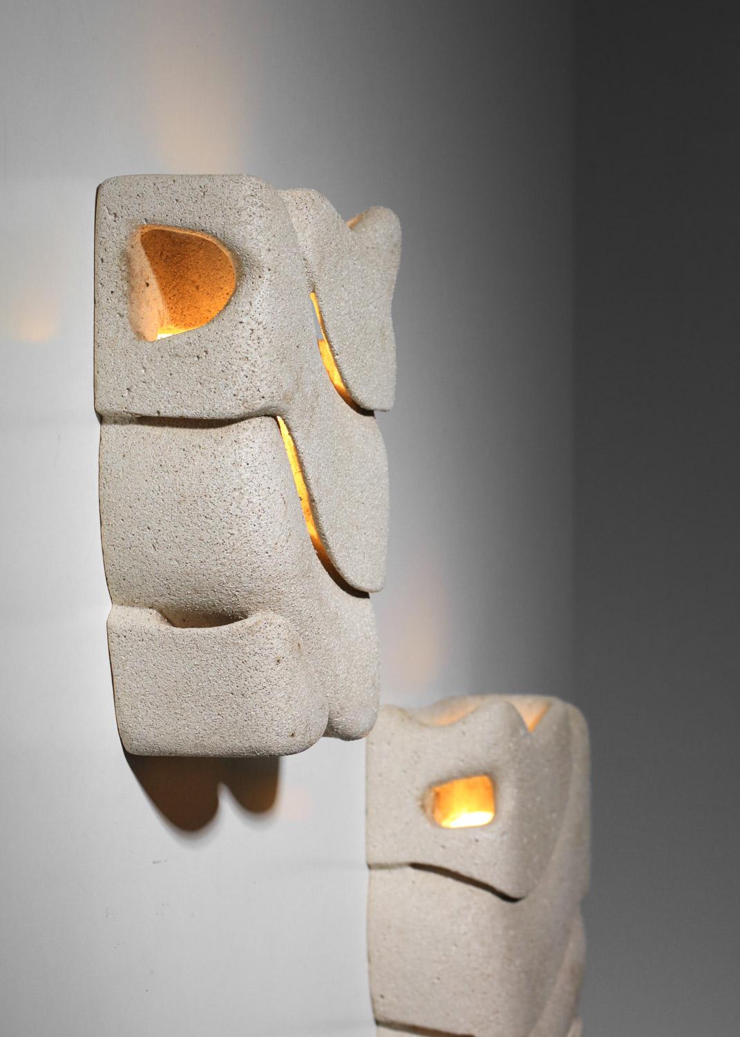 Pair of carved reconstituted stone wall lights, unsigned In Good Condition For Sale In Ternay, Auvergne-Rhône-Alpes