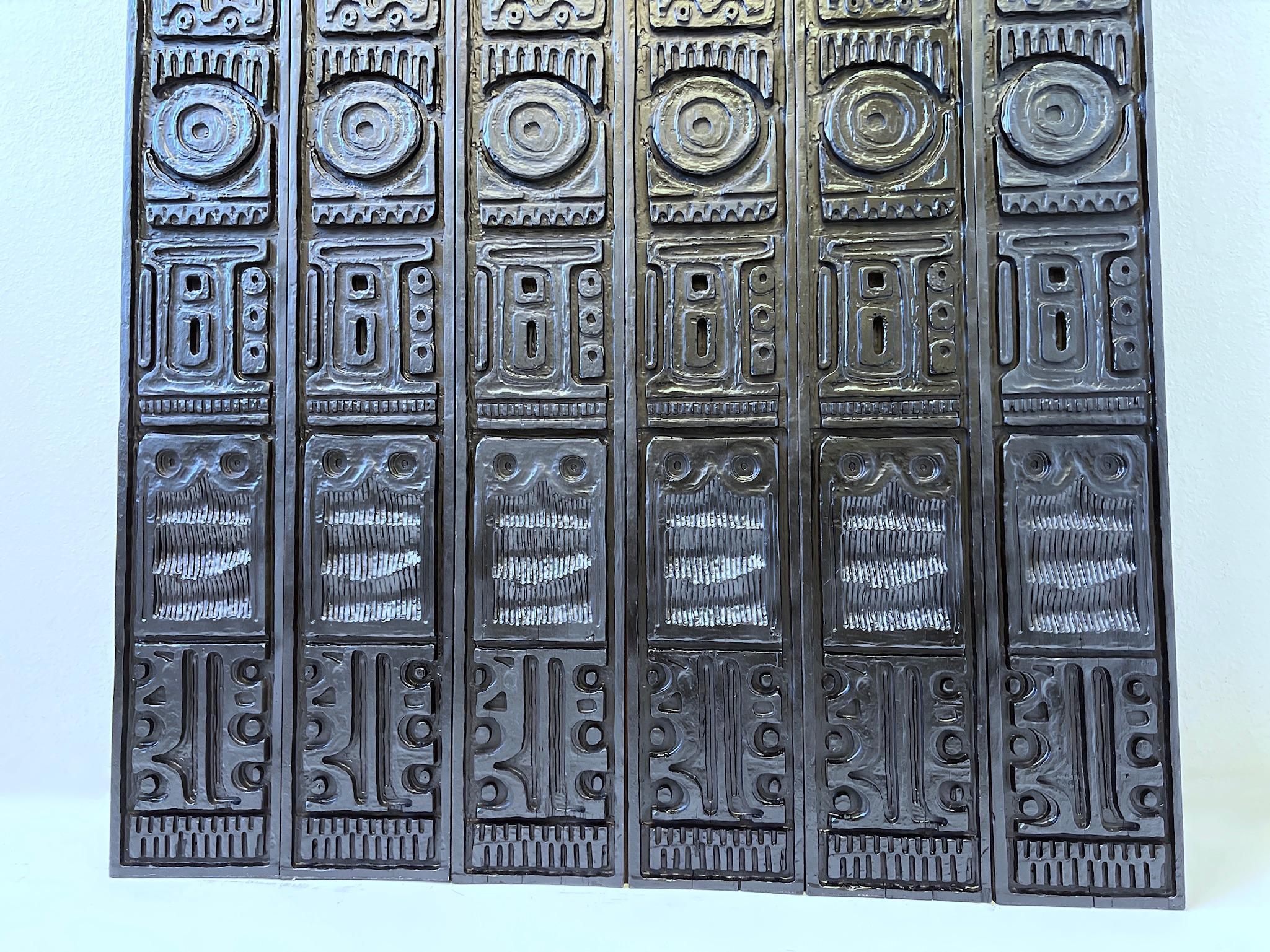 Ein Paar geschnitzte Türverkleidungen aus rotem Holz von Evelyn Ackerman im Angebot 1