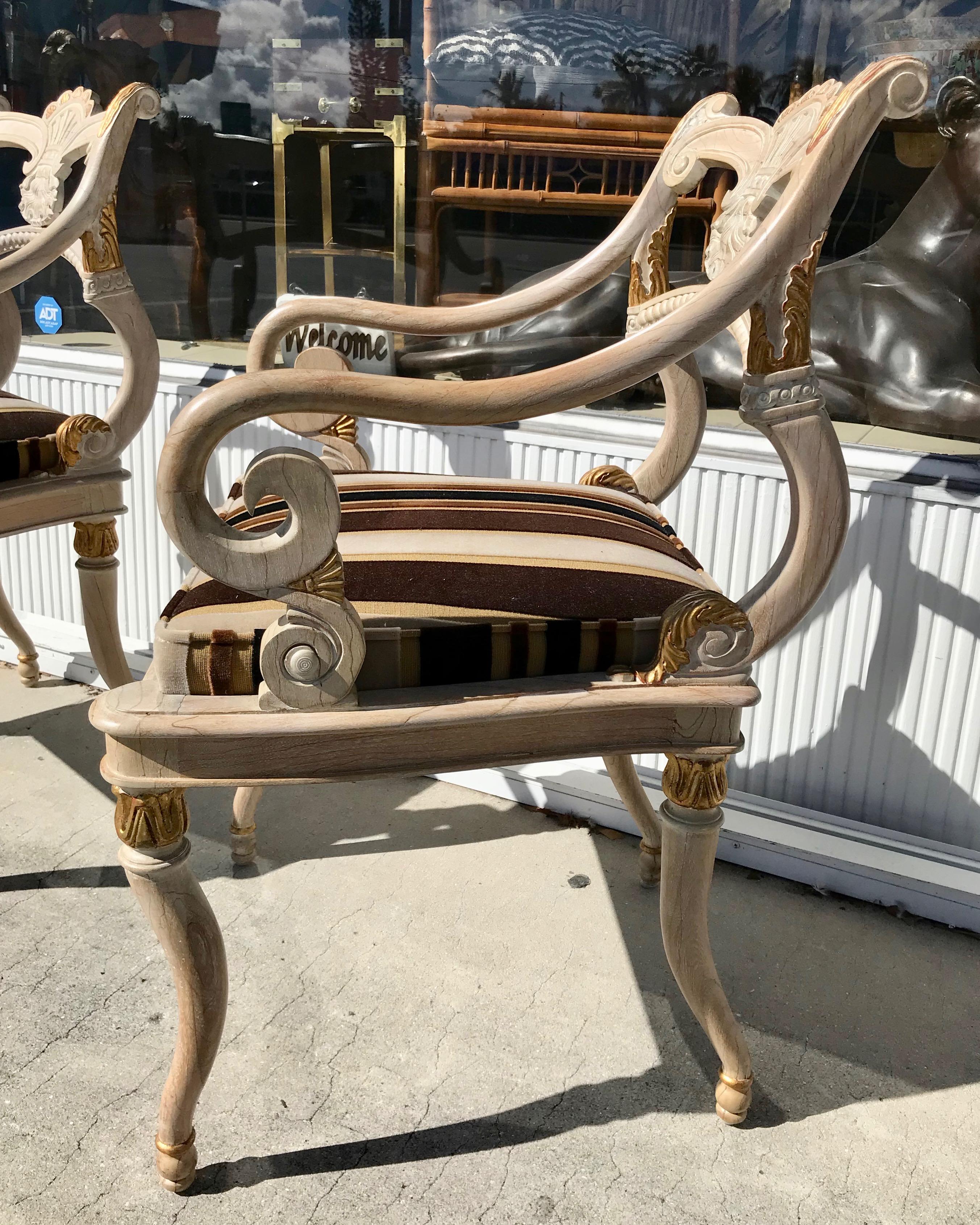 Paar geschnitzte Sessel im Regency-Stil im Angebot 6