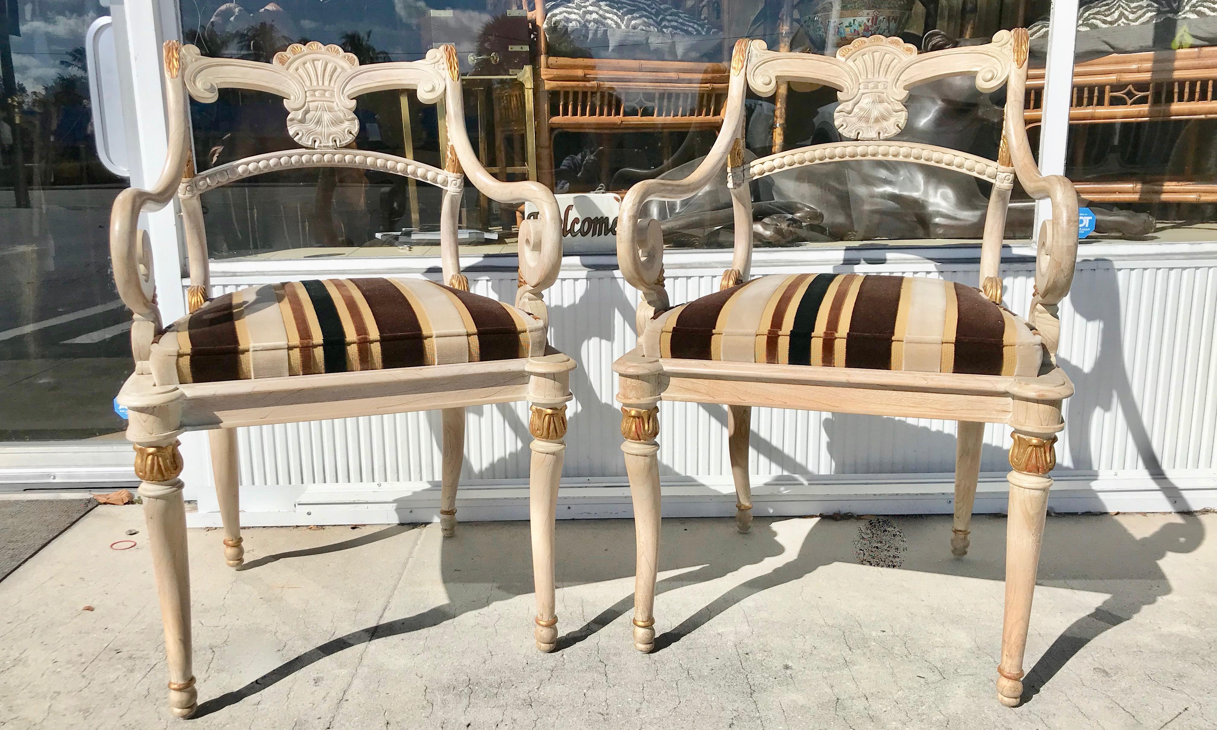 Paar geschnitzte Sessel im Regency-Stil (Europäisch) im Angebot