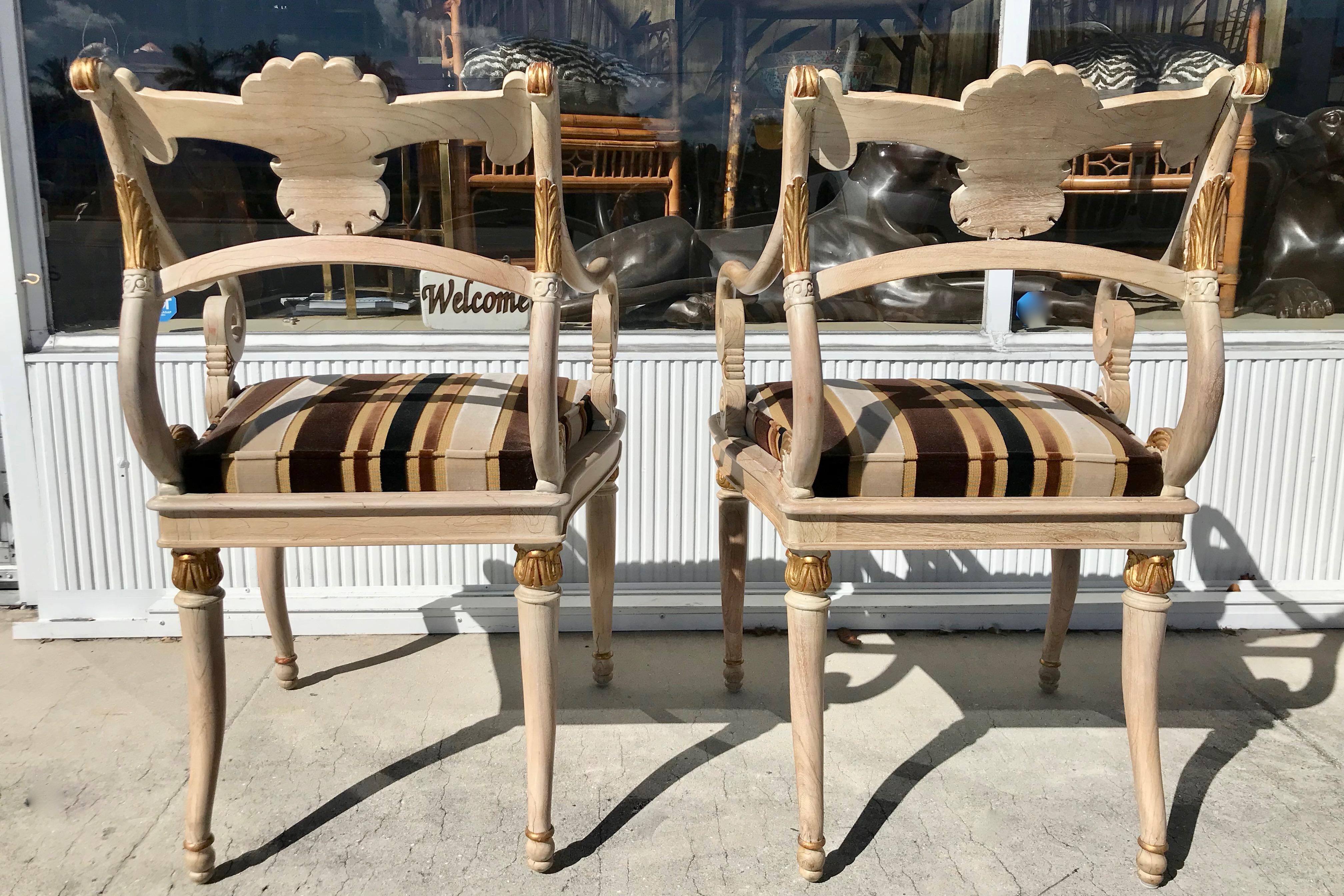 Paar geschnitzte Sessel im Regency-Stil (Textil) im Angebot