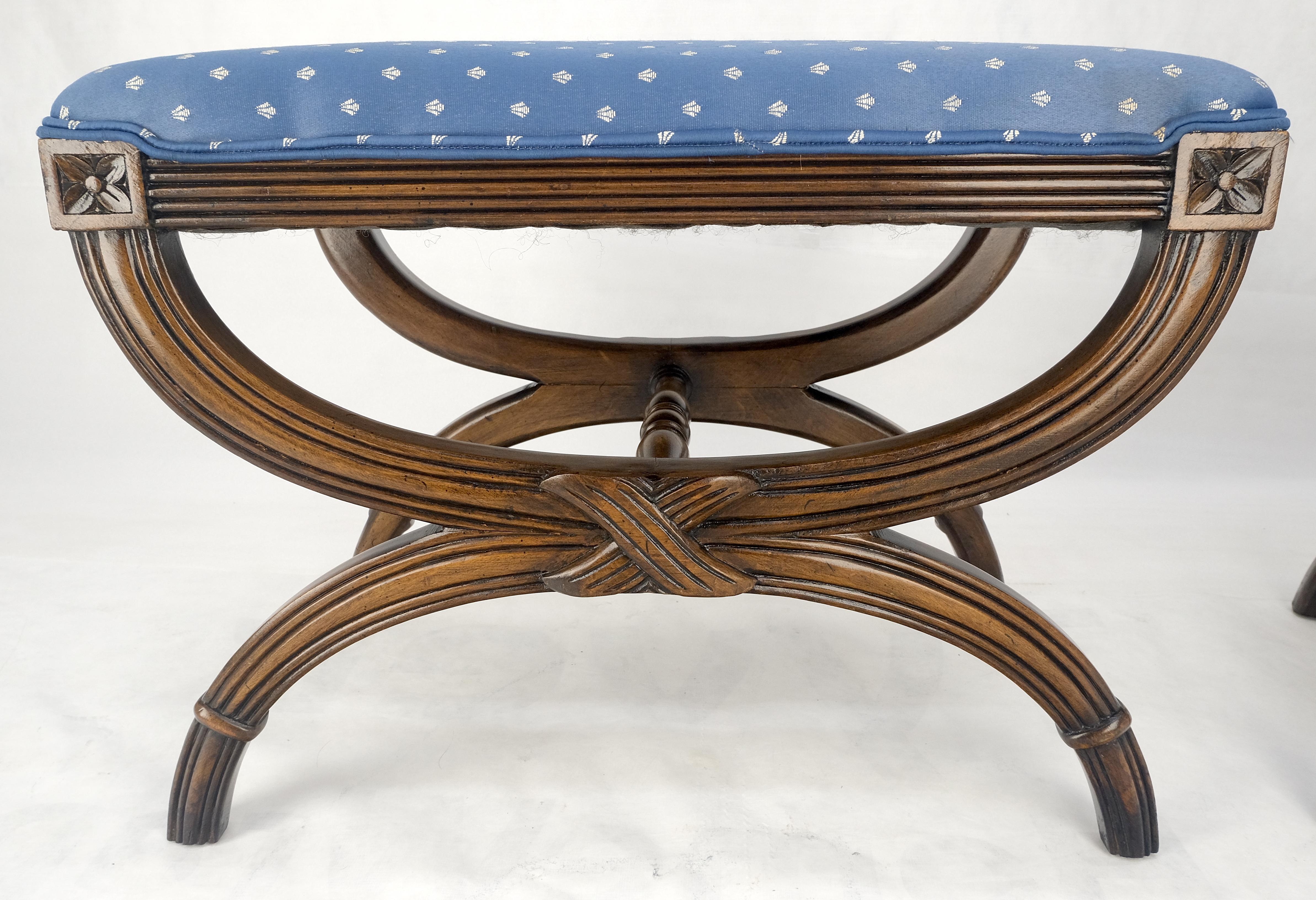 Laccato Coppia di panche intagliate con tappezzeria blu in stile Regency MINT in vendita