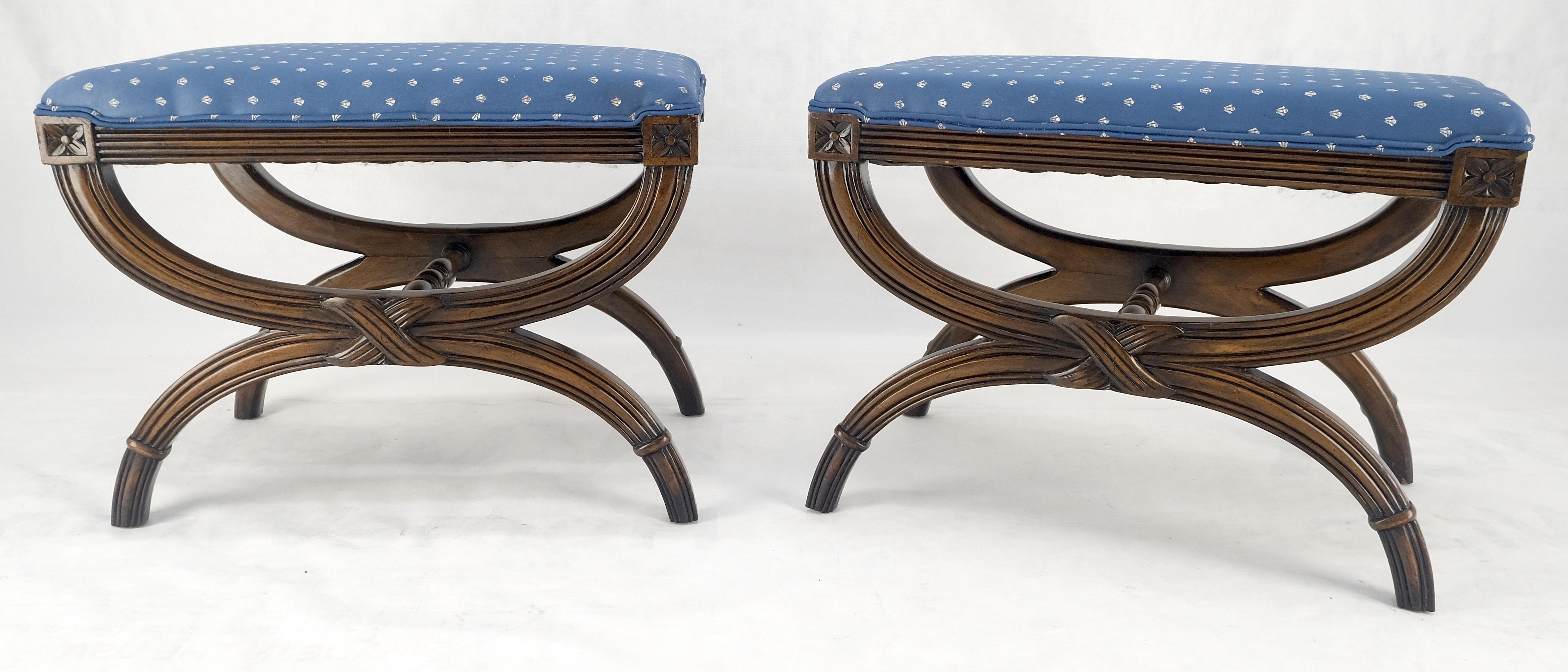 Coppia di panche intagliate con tappezzeria blu in stile Regency MINT In condizioni buone in vendita a Rockaway, NJ