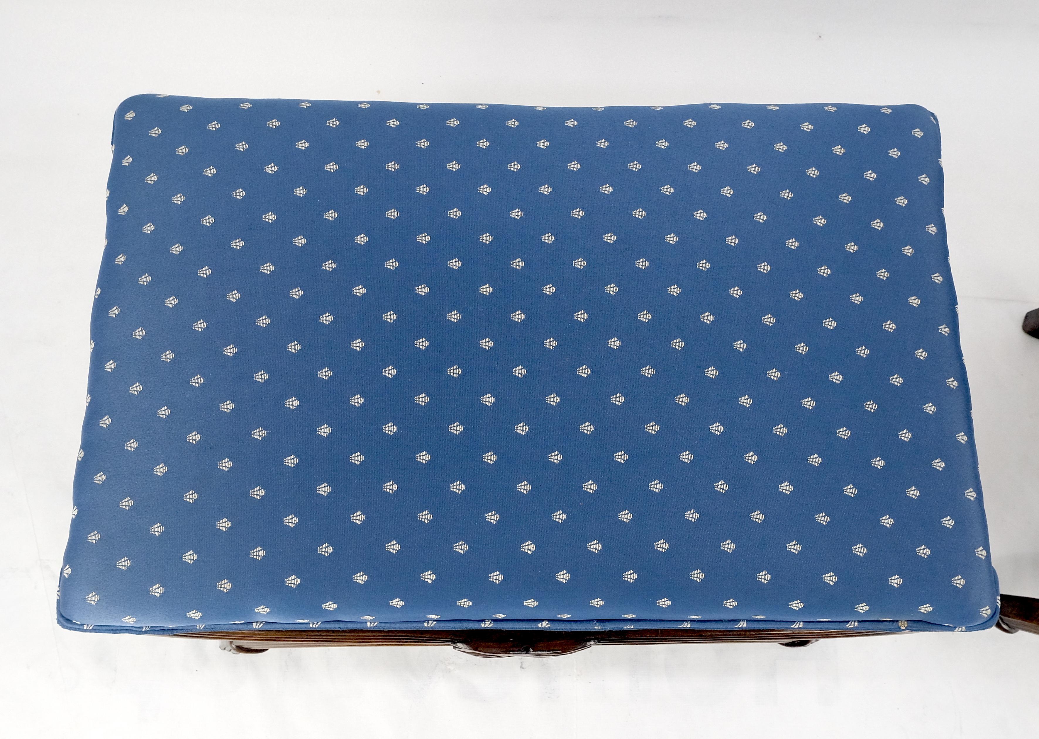Tappezzeria Coppia di panche intagliate con tappezzeria blu in stile Regency MINT in vendita