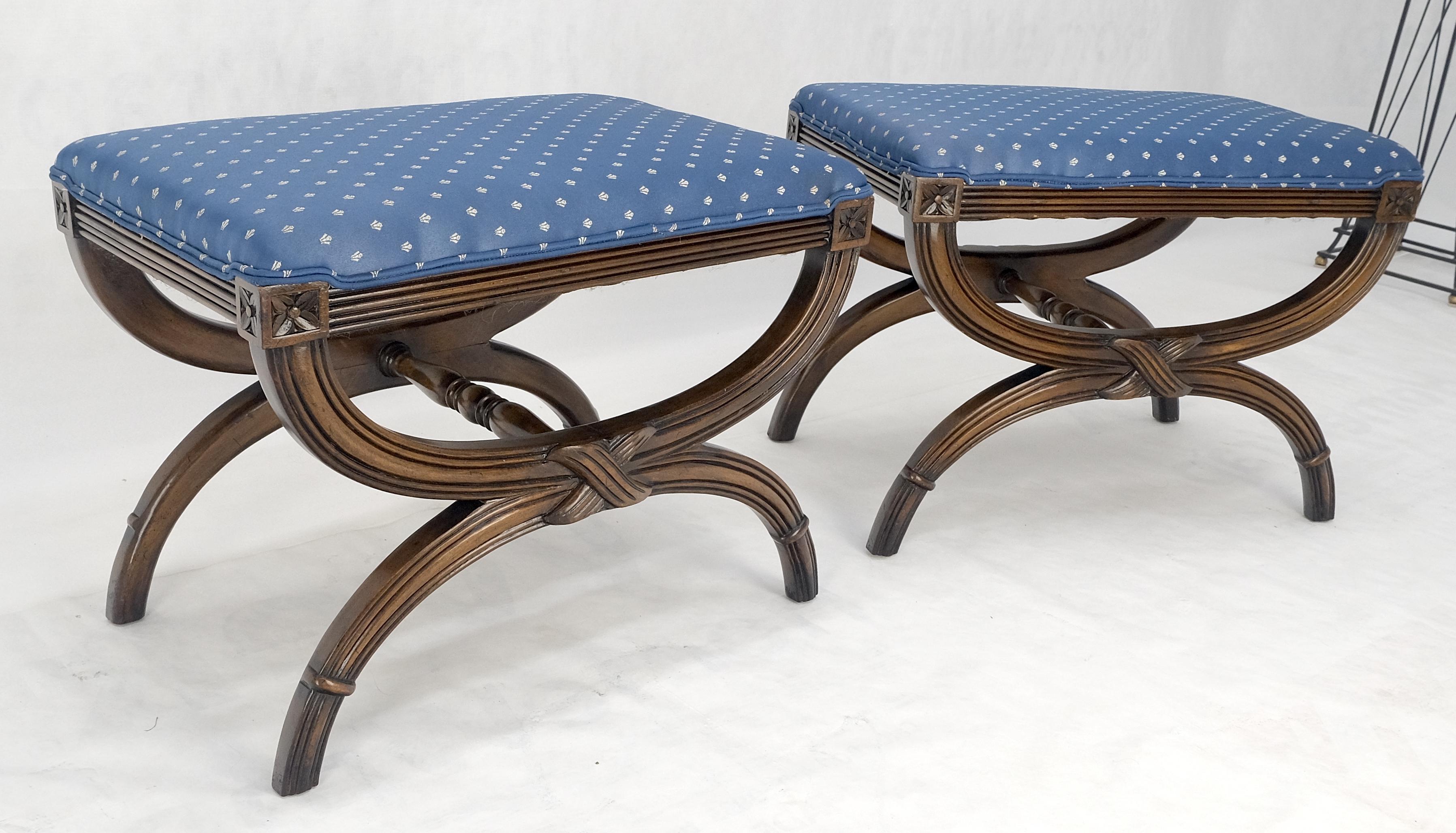 Coppia di panche intagliate con tappezzeria blu in stile Regency MINT in vendita 1