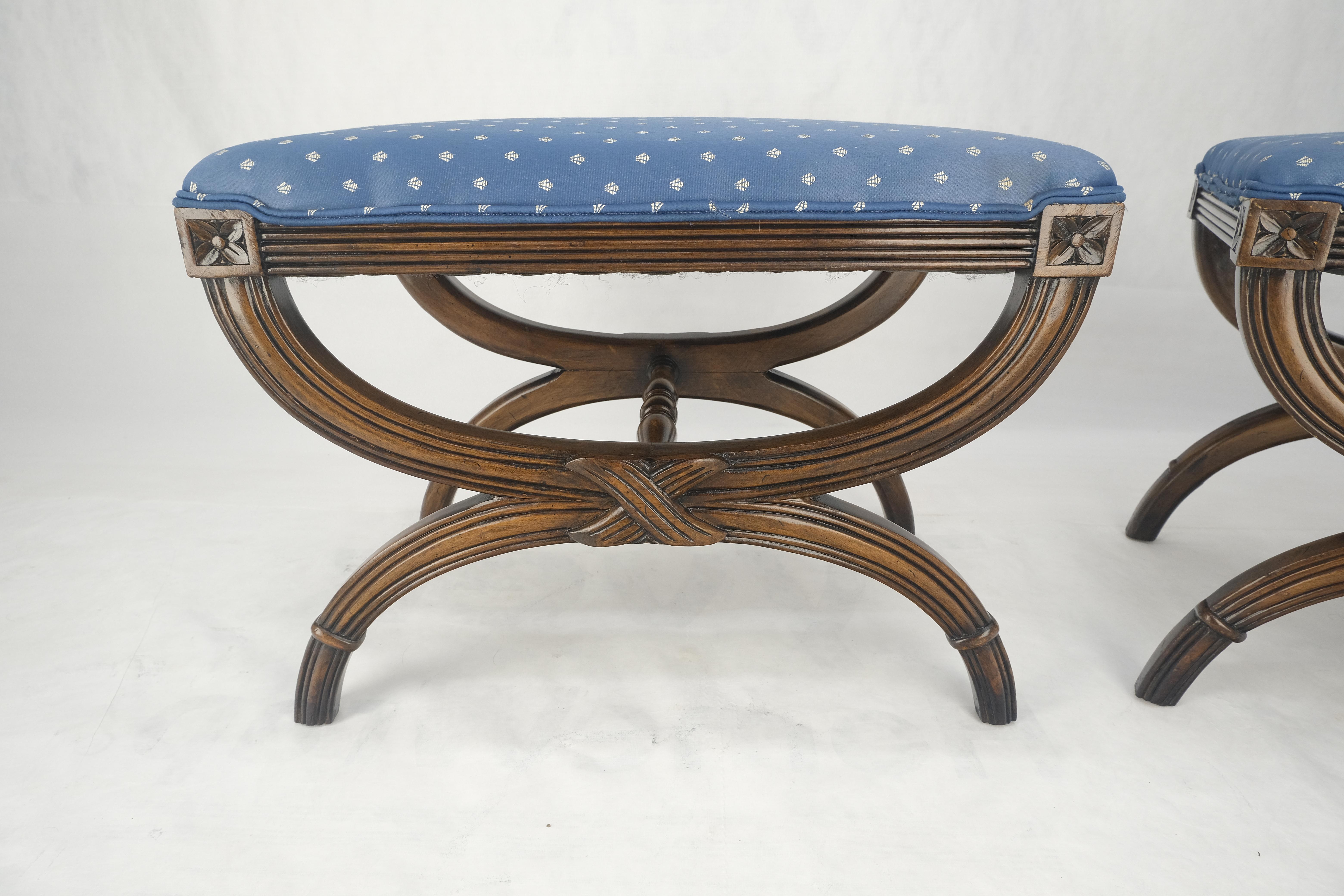 Coppia di panche intagliate con tappezzeria blu in stile Regency MINT in vendita 2