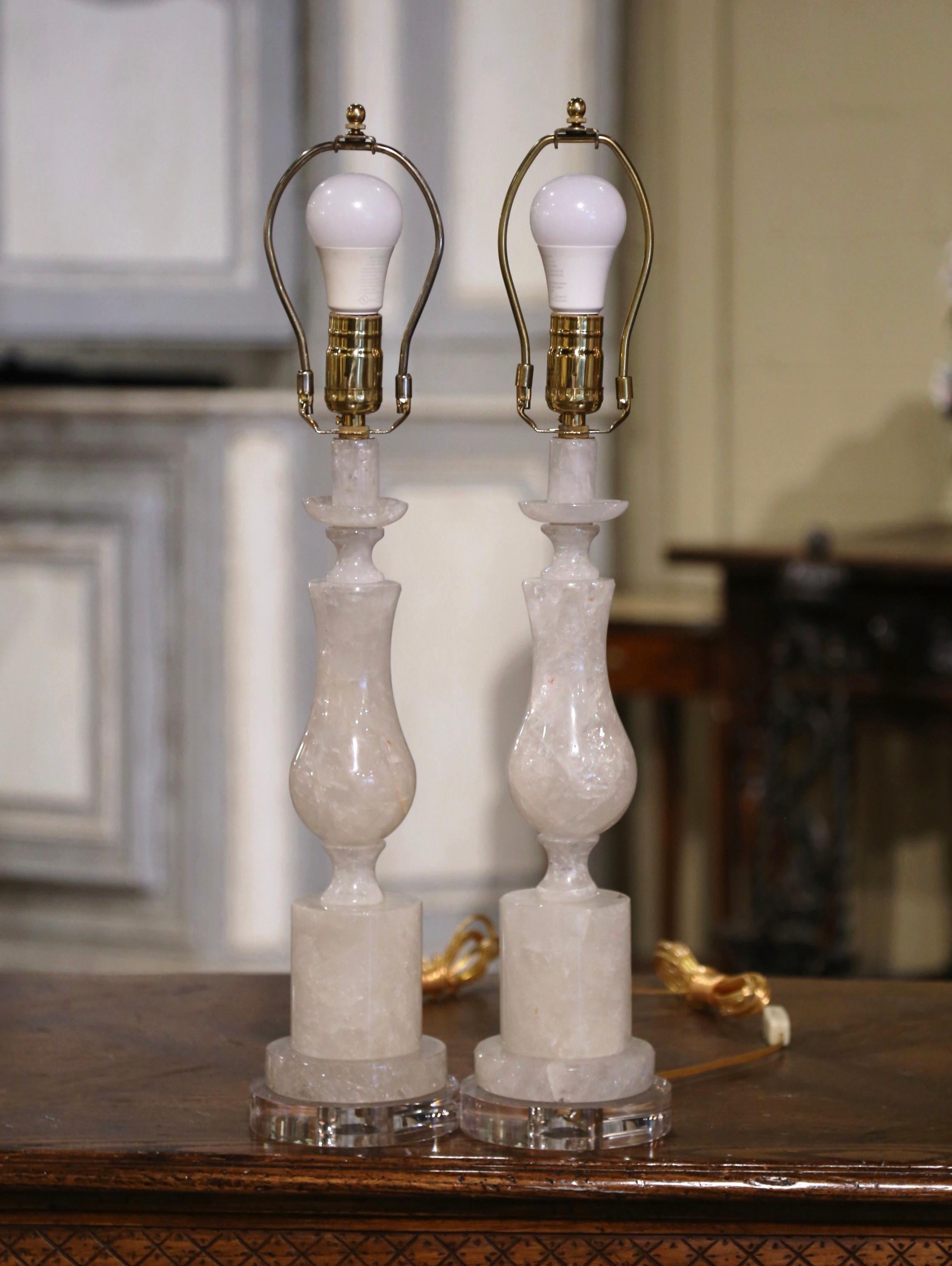 Paar geschnitzte Bergkristall-Tischlampen auf Acrylsockeln  (Brasilianisch) im Angebot