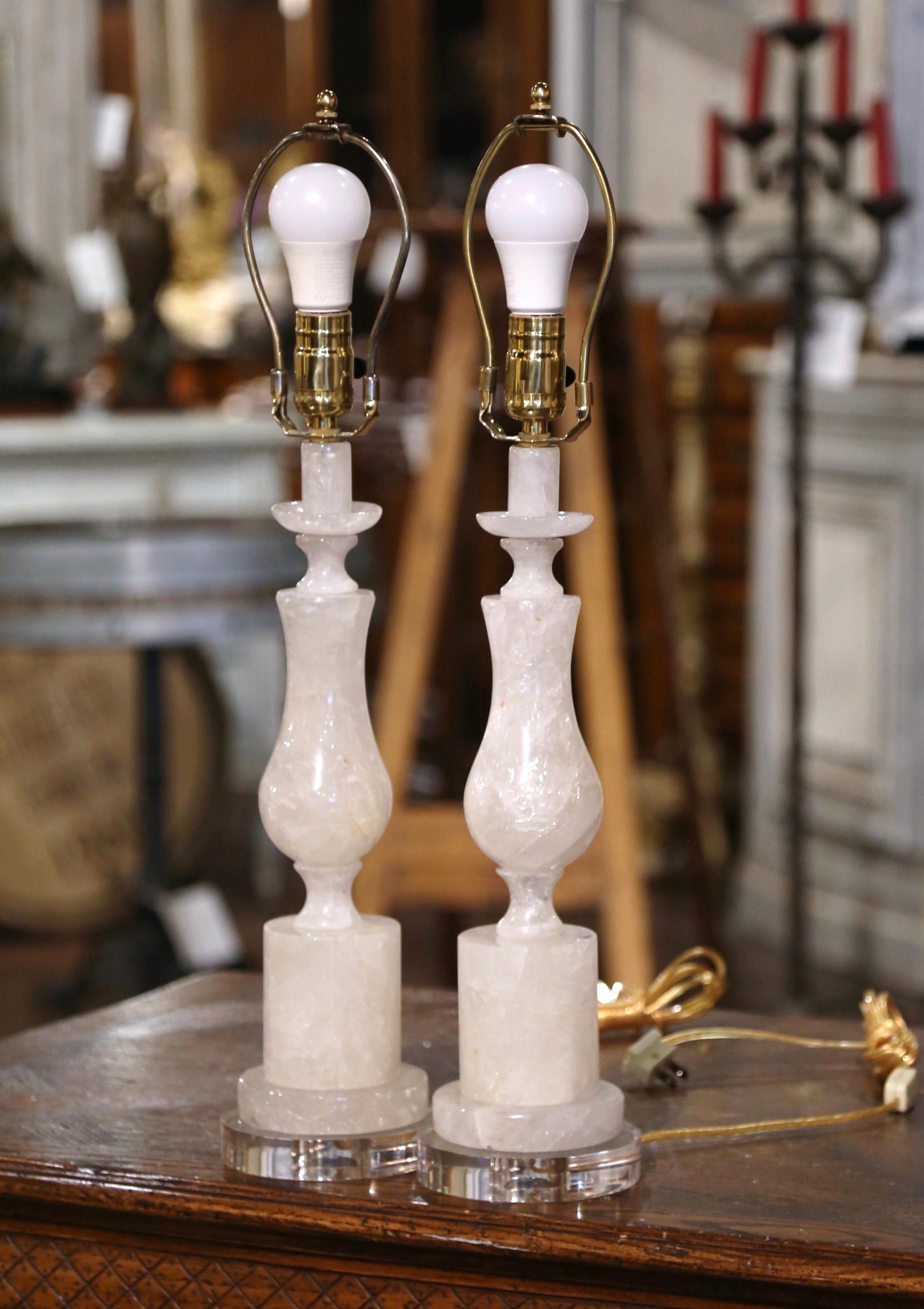 Paar geschnitzte Bergkristall-Tischlampen auf Acrylsockeln  (21. Jahrhundert und zeitgenössisch) im Angebot