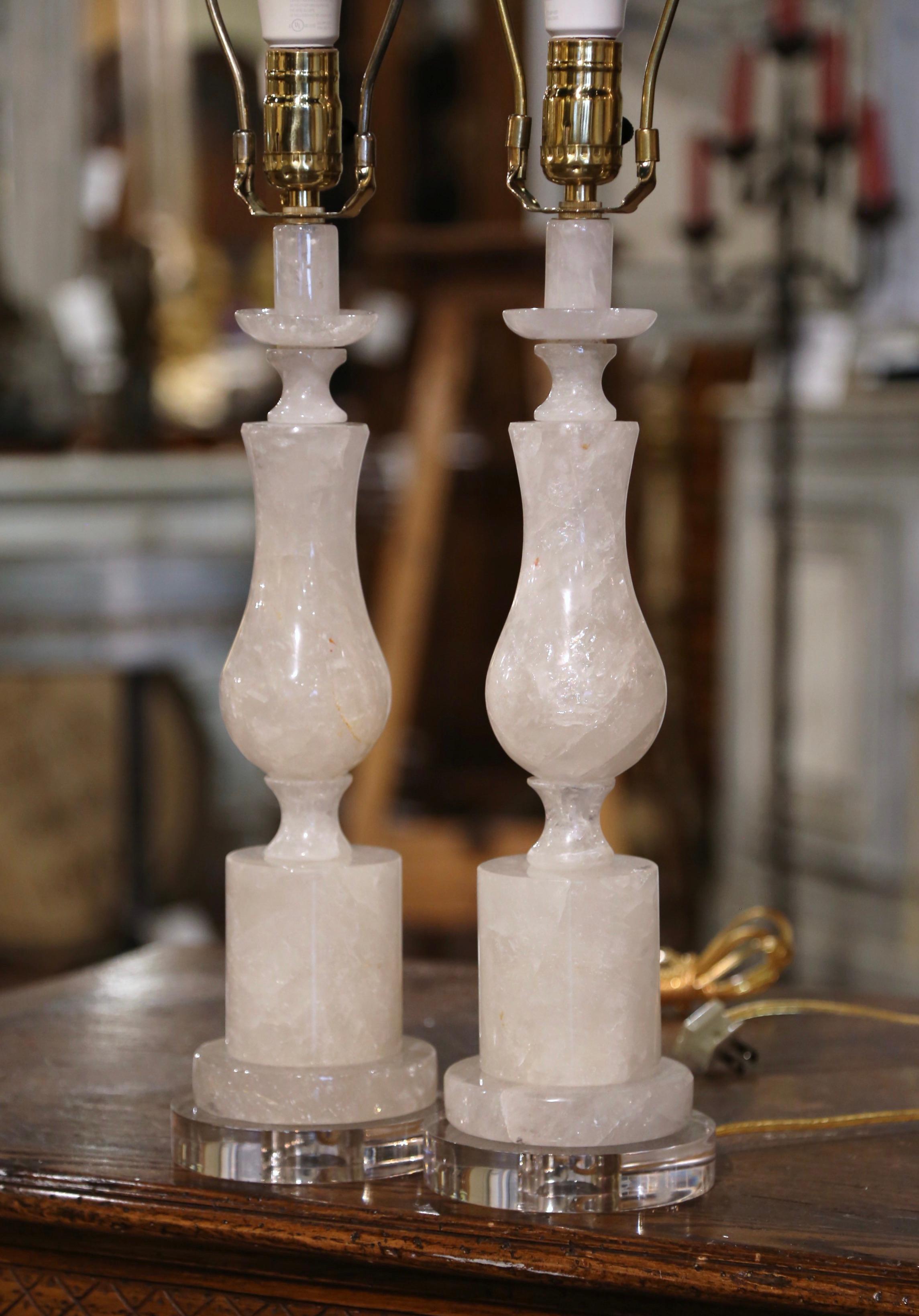 Paar geschnitzte Bergkristall-Tischlampen auf Acrylsockeln  im Angebot 1