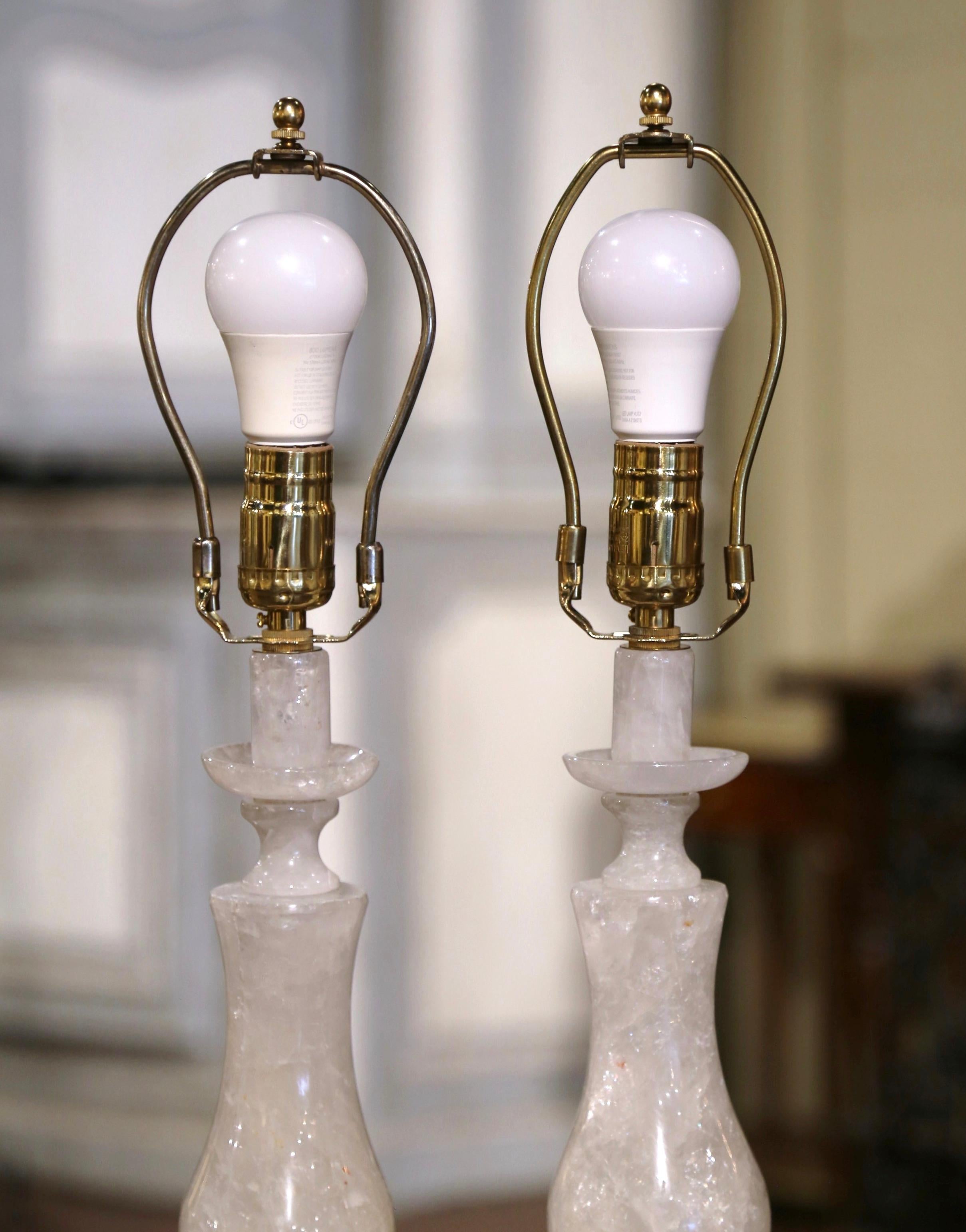 Paire de lampes de table en cristal de roche sculpté sur base acrylique  en vente 1