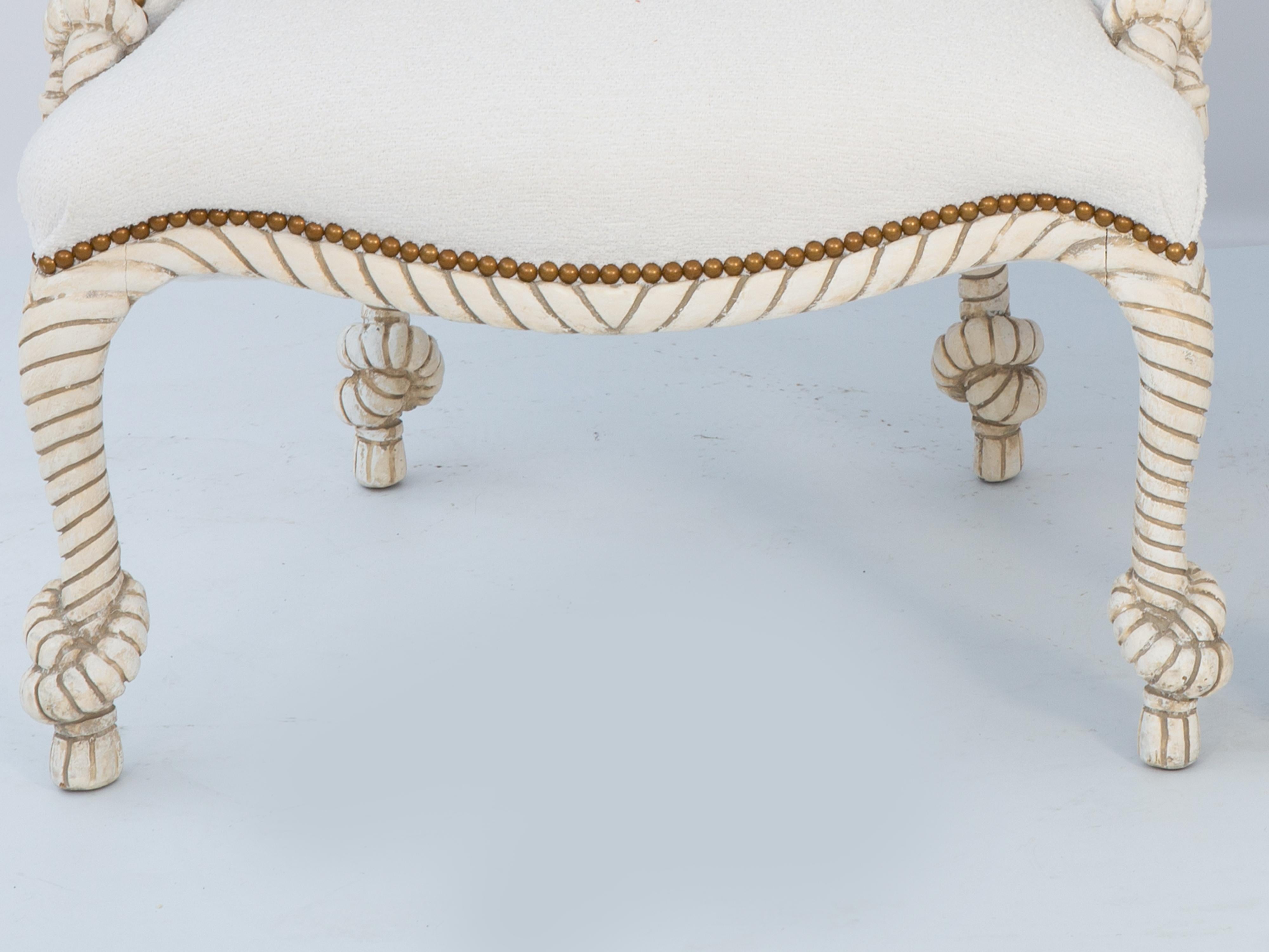 Ein Paar geschnitzte Bergère-Stühle mit Bouclé-Stoff und Quasten im Zustand „Gut“ im Angebot in West Palm Beach, FL