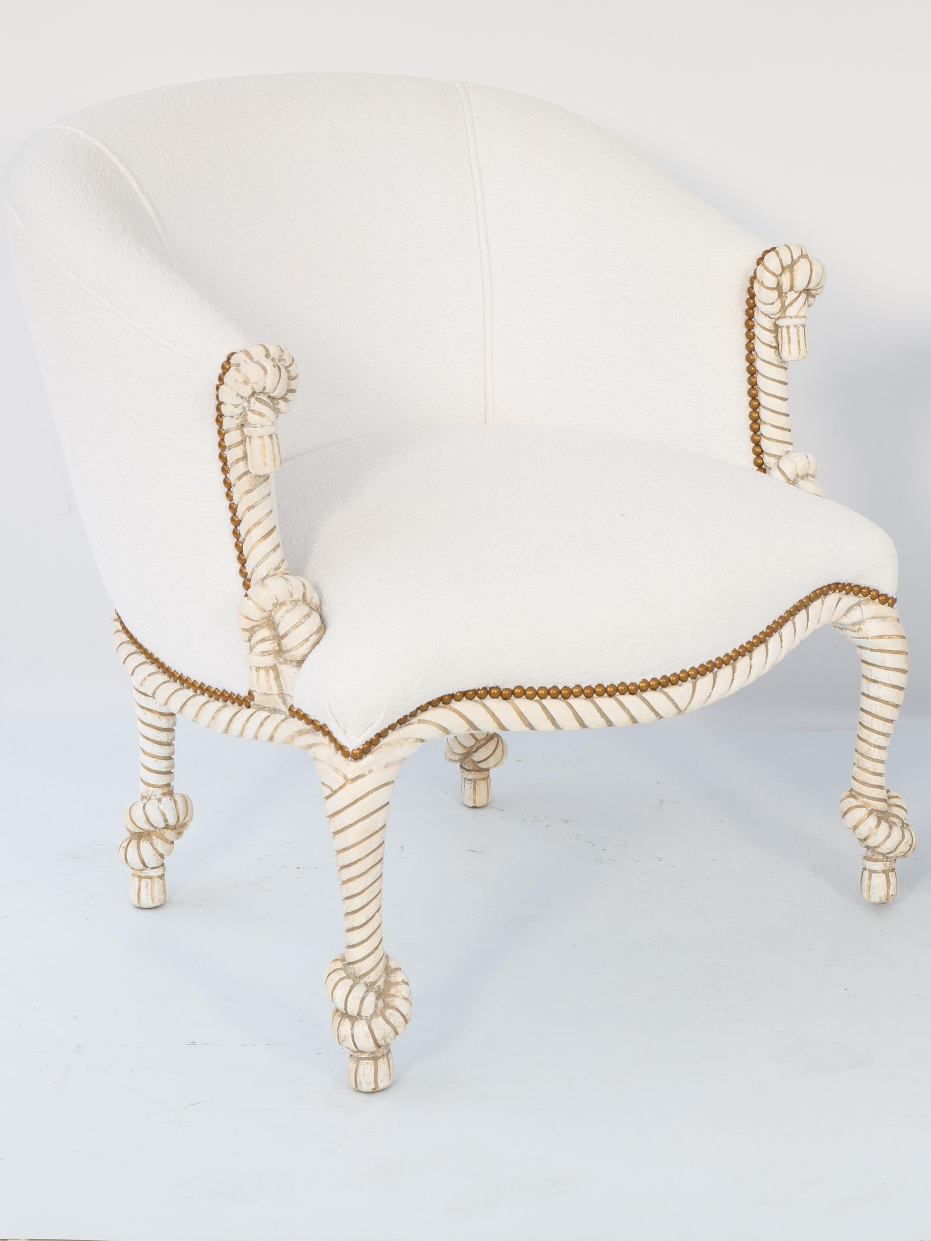 Ein Paar geschnitzte Bergère-Stühle mit Bouclé-Stoff und Quasten (Polster) im Angebot