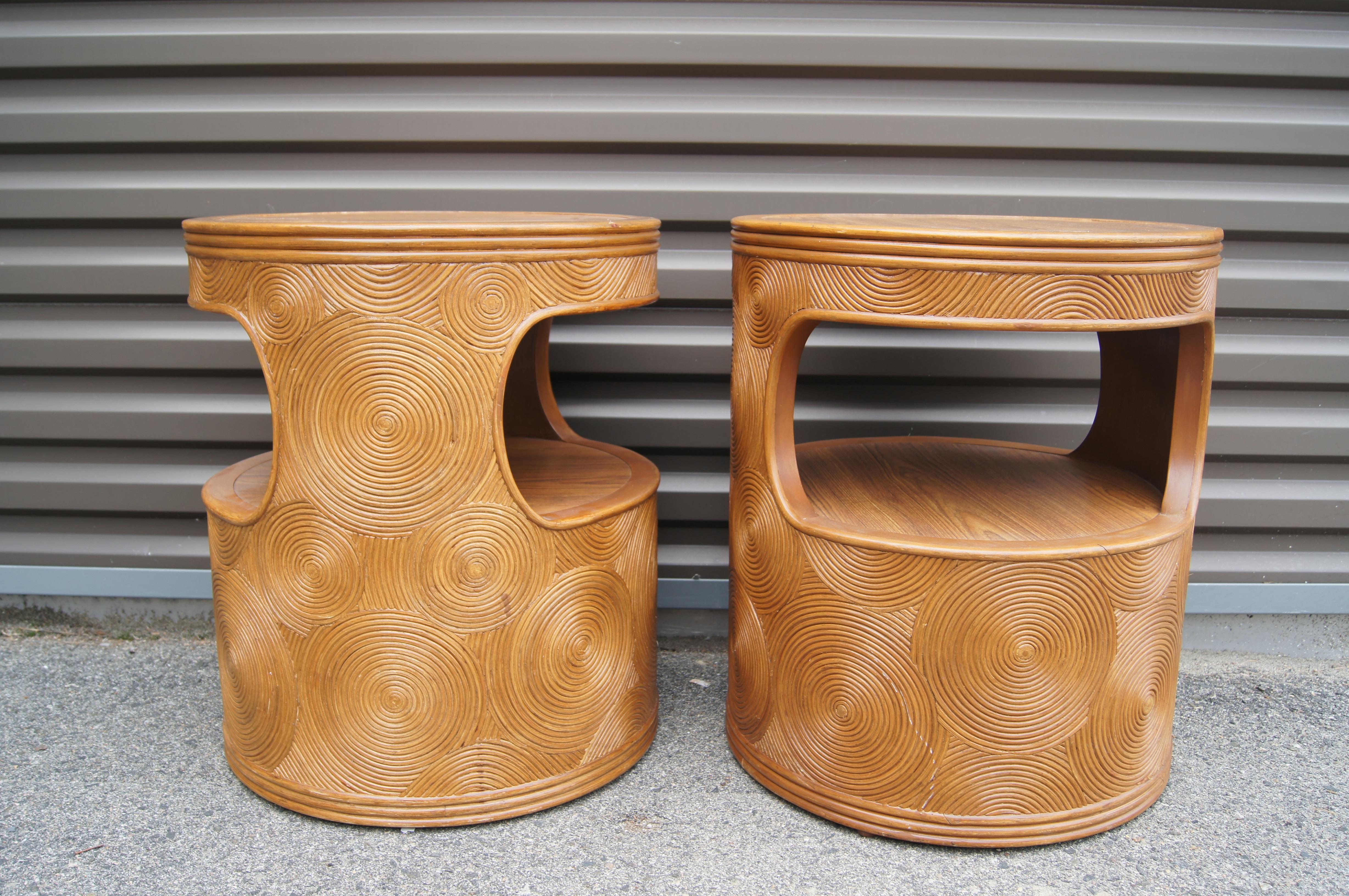 This pair of honey-toned 1970s Italian end tables, reminiscent of the aesthetic of Gabriella Crespi, have a drumlike shape. The surfaces of the table top and the open shelf are smooth lacquered, while the exterior is entirely carved with concentric