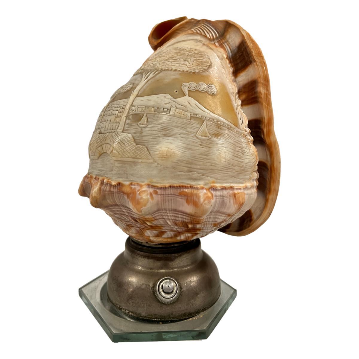 A pair of circa 1930's Italian shell cameo lamps with interior lights.

Measurements:
Height: 8