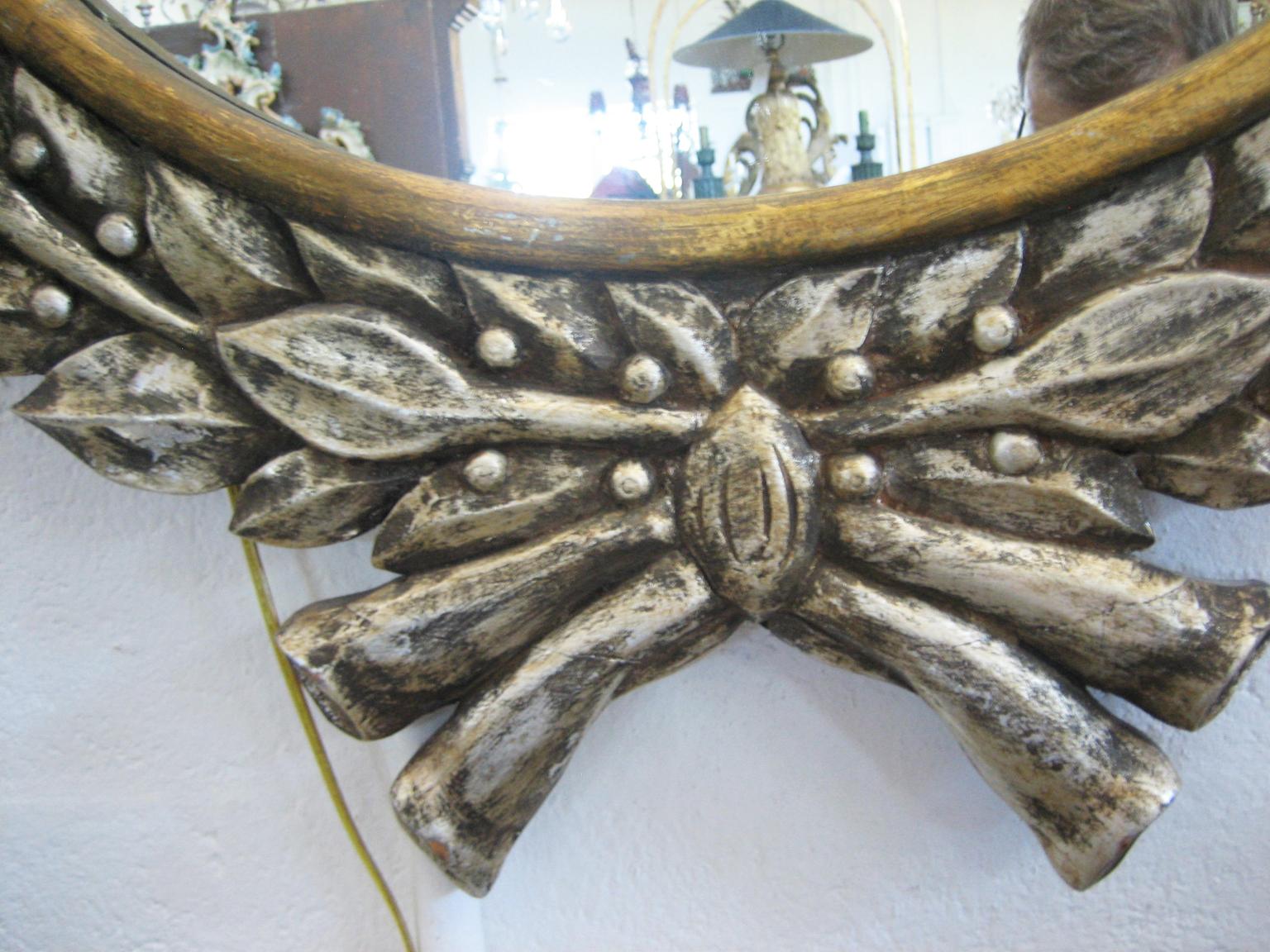 Paire de miroirs, aux finitions en vermeil ; chaque miroir rond encadré d'un bandeau de dorure, dans un cadre sculpté d'une couronne de feuilles d'acanthe.

Stock ID : D3884.