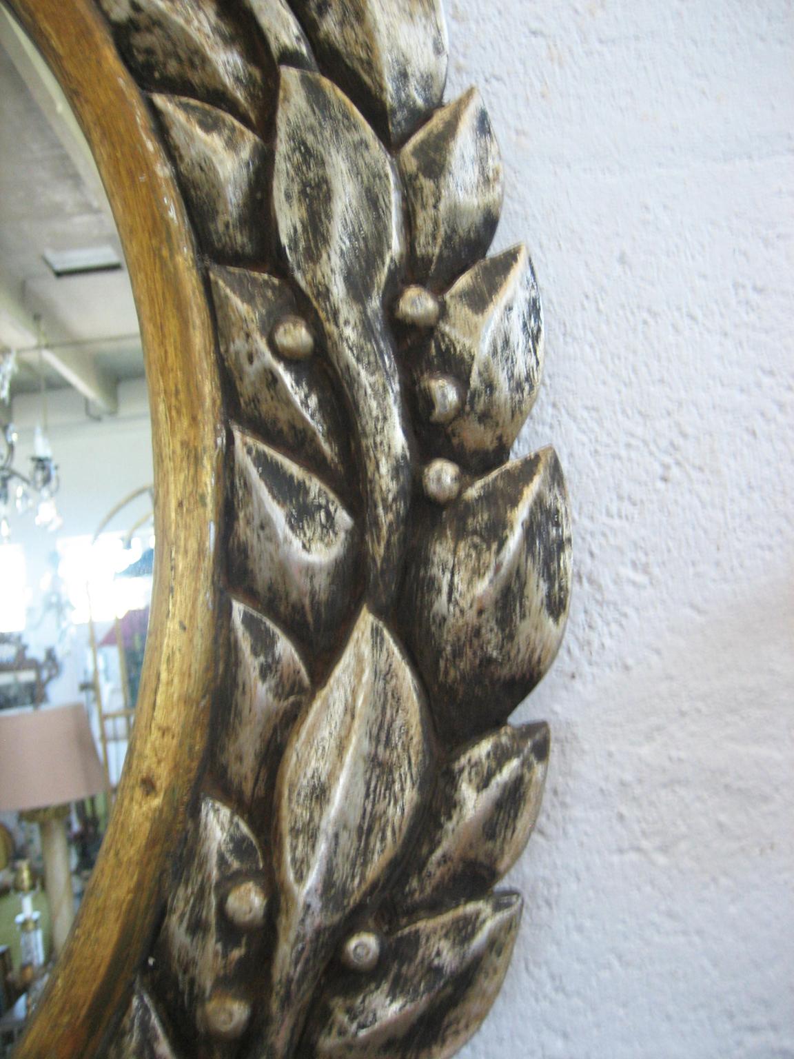 Néoclassique Paire de miroirs muraux en forme de couronnes en bois sculpté et doré argenté en vente