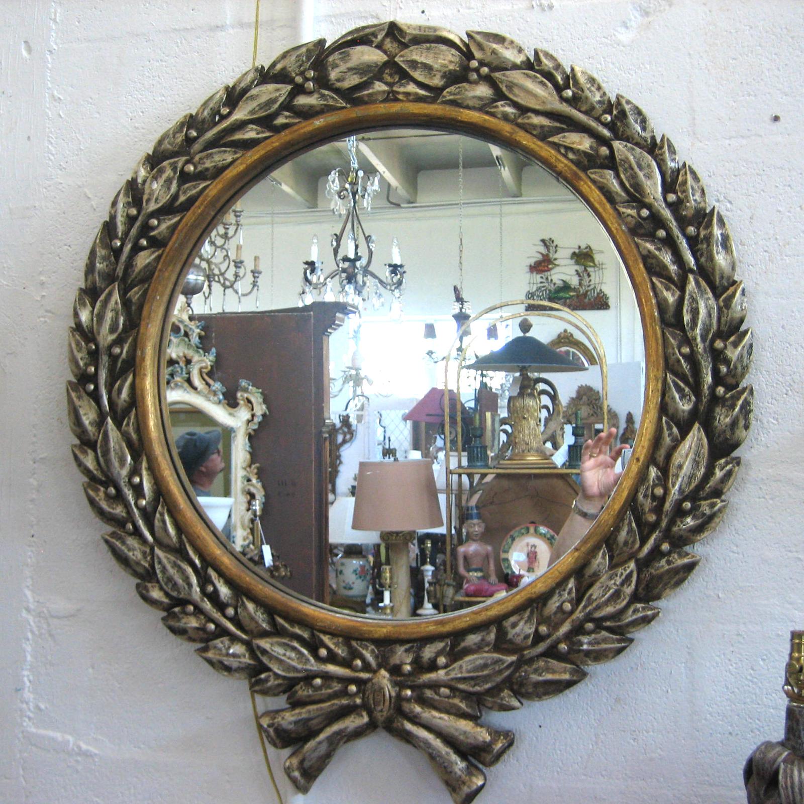 20ième siècle Paire de miroirs muraux en forme de couronnes en bois sculpté et doré argenté en vente
