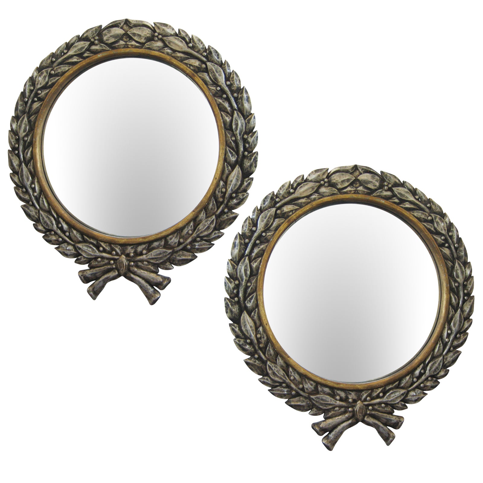 Paire de miroirs muraux en forme de couronnes en bois sculpté et doré argenté en vente