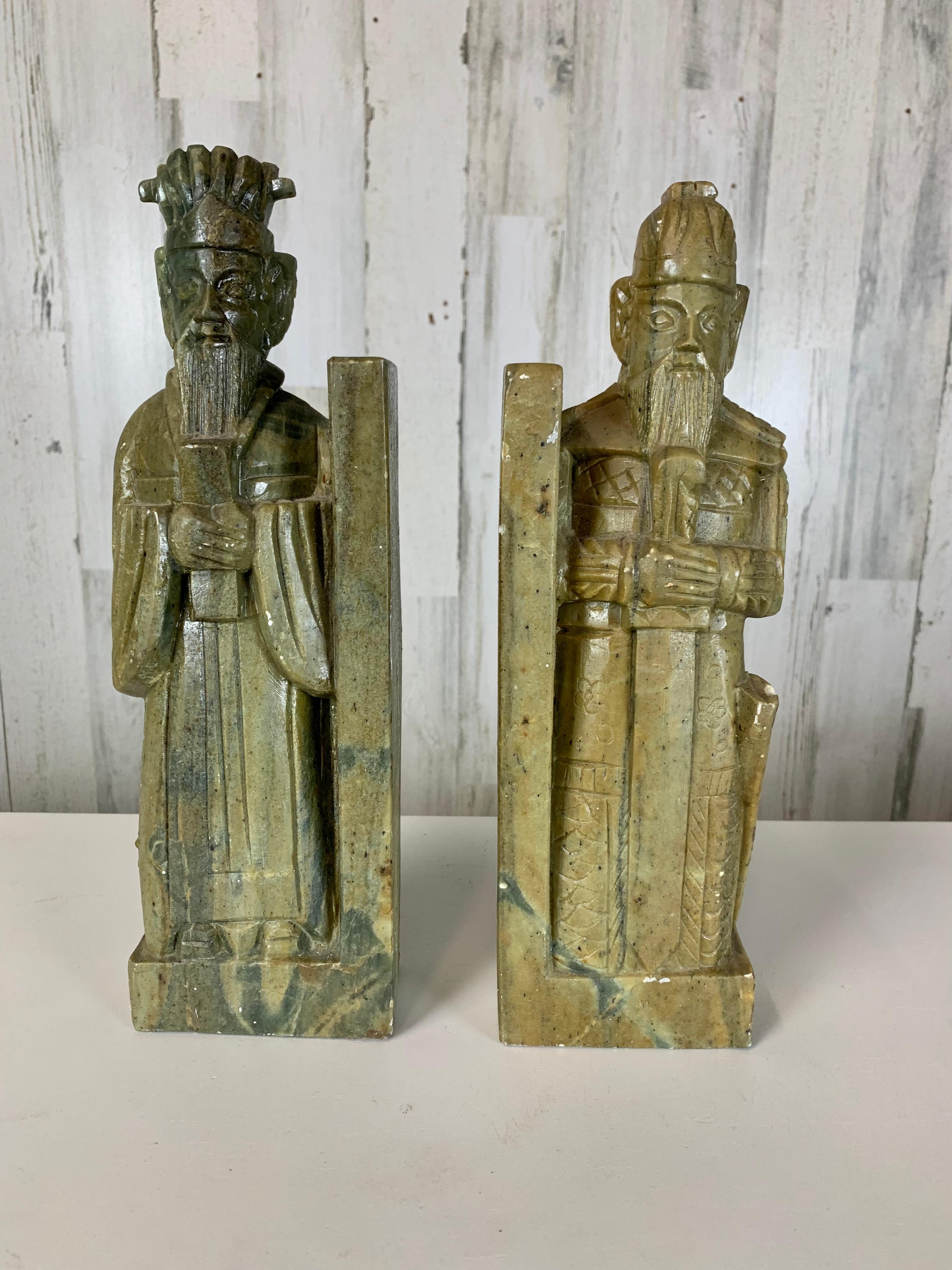 Sculture di guerrieri asiatici in pietra ollare intagliate a mano, comunemente utilizzate come fermalibri.
