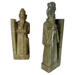 Paire de serre-livres en stéatite sculptée en forme d'érudit et de guerrier