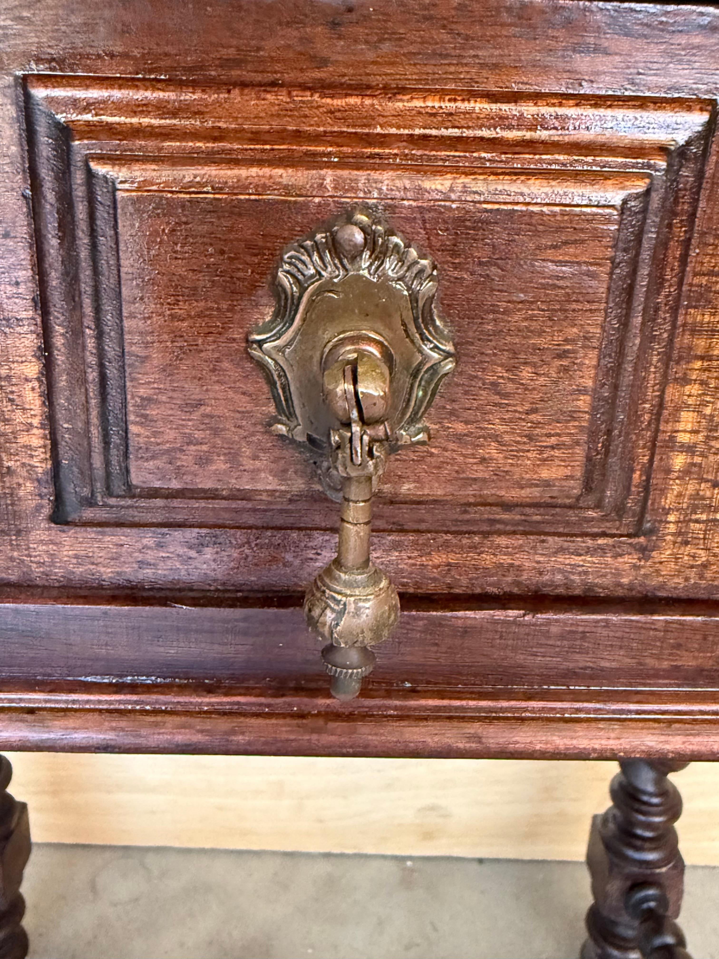 Paire de tables de nuit espagnoles sculptées avec étagère basse en vente 2