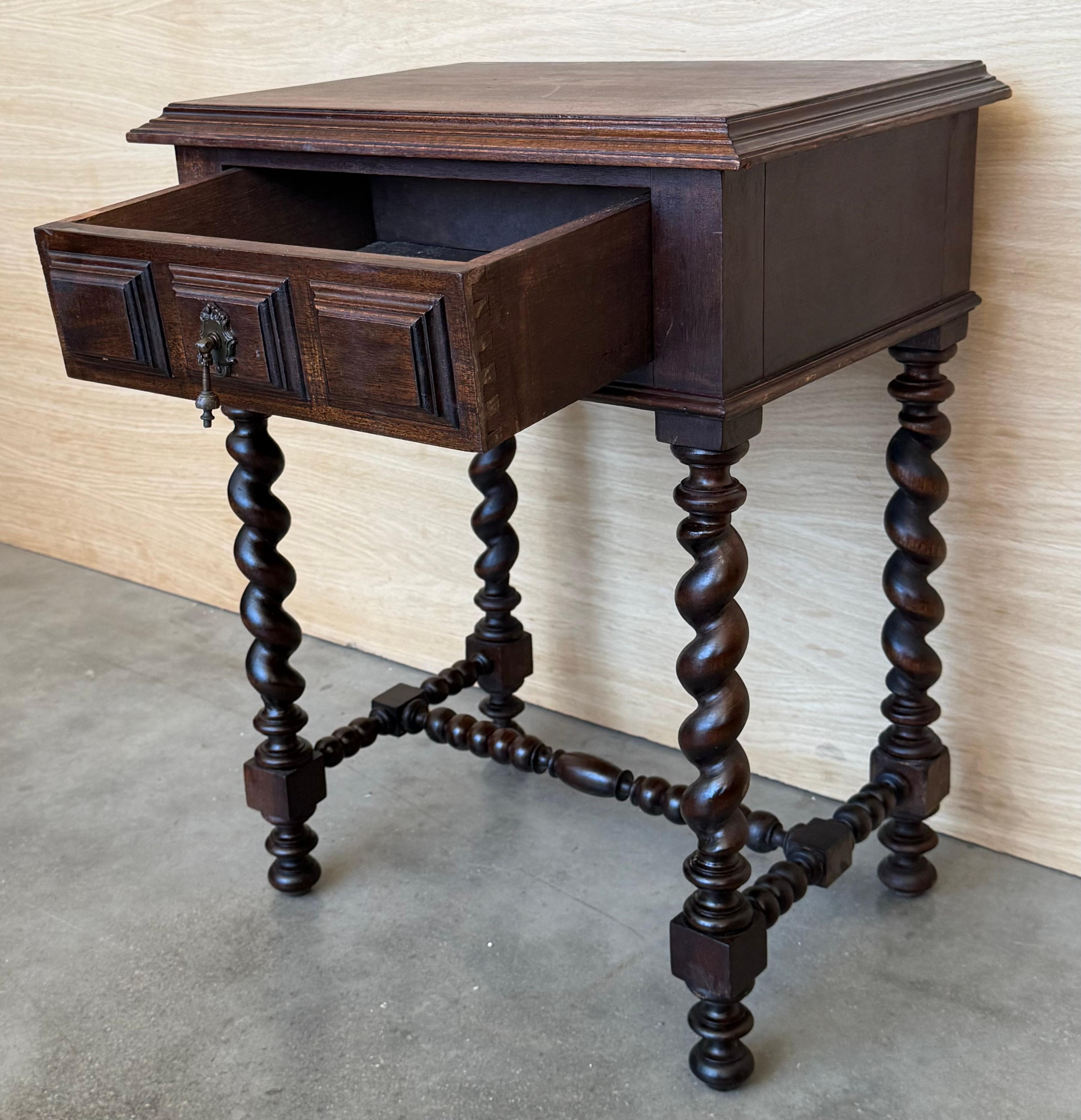 Paire de tables de nuit espagnoles sculptées avec étagère basse en vente 3