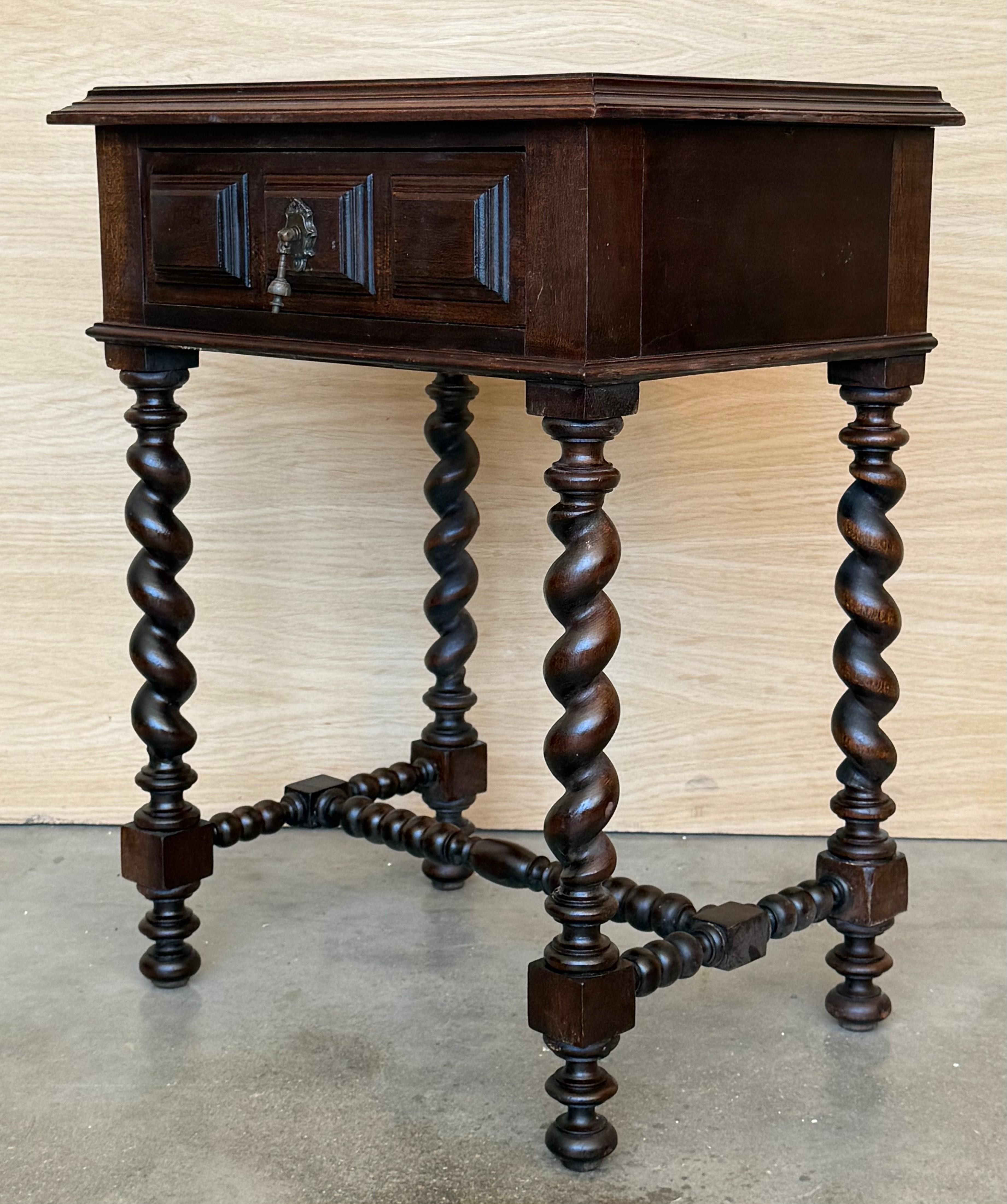 Paire de tables de nuit espagnoles sculptées avec étagère basse en vente 4