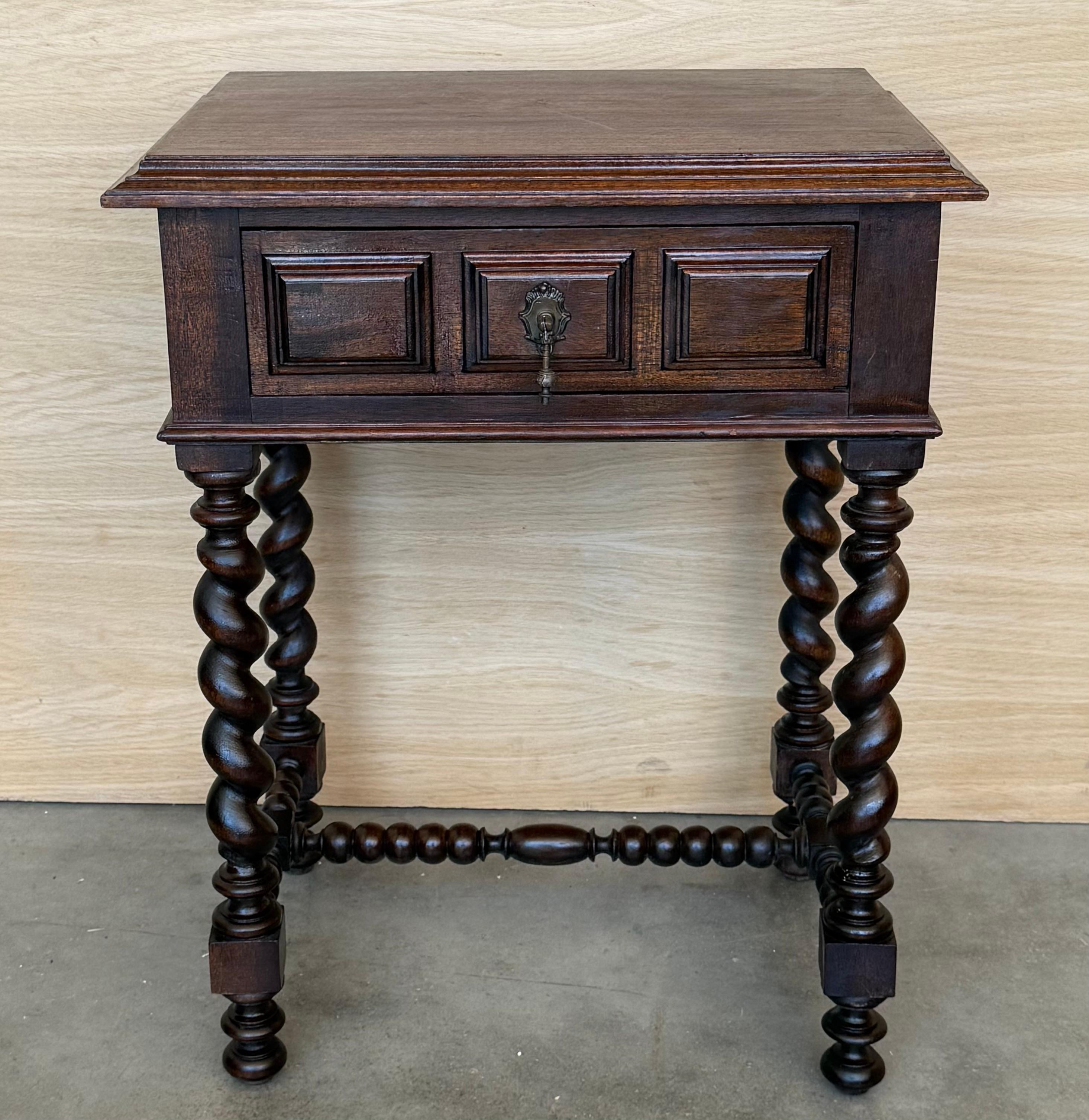 Paire de tables de nuit espagnoles en bois noir ébonisé du 20e siècle, sculptées de colonnes solomoniques et d'une crête sculptée sous les tiroirs.
Il comporte un tiroir sculpté et un châssis en forme de T de Solomon.