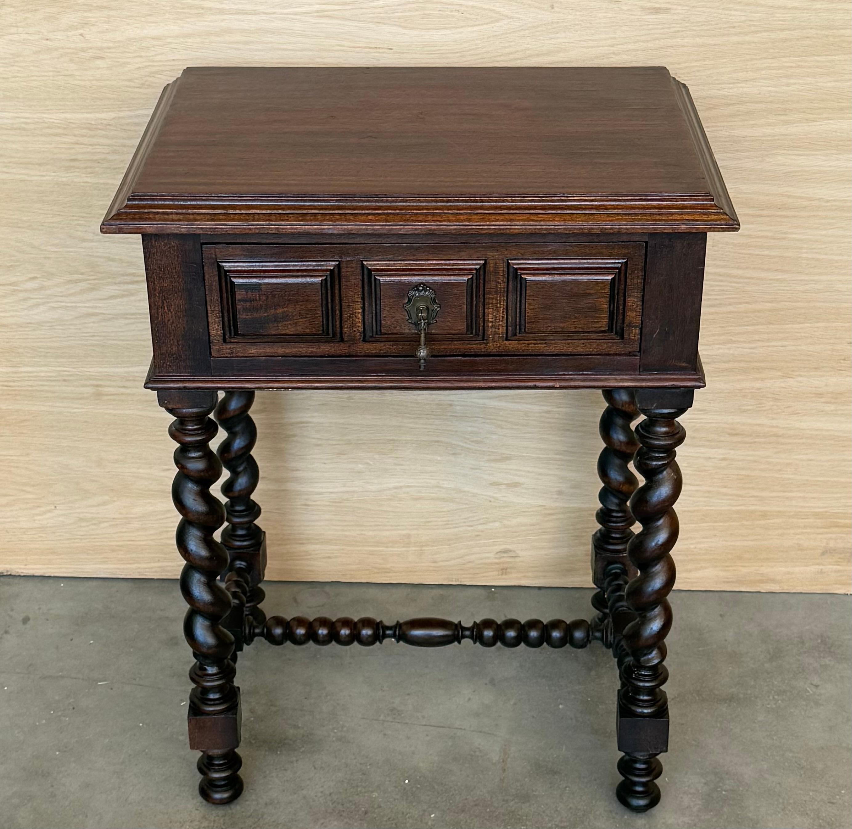 Colonial espagnol Paire de tables de nuit espagnoles sculptées avec étagère basse en vente
