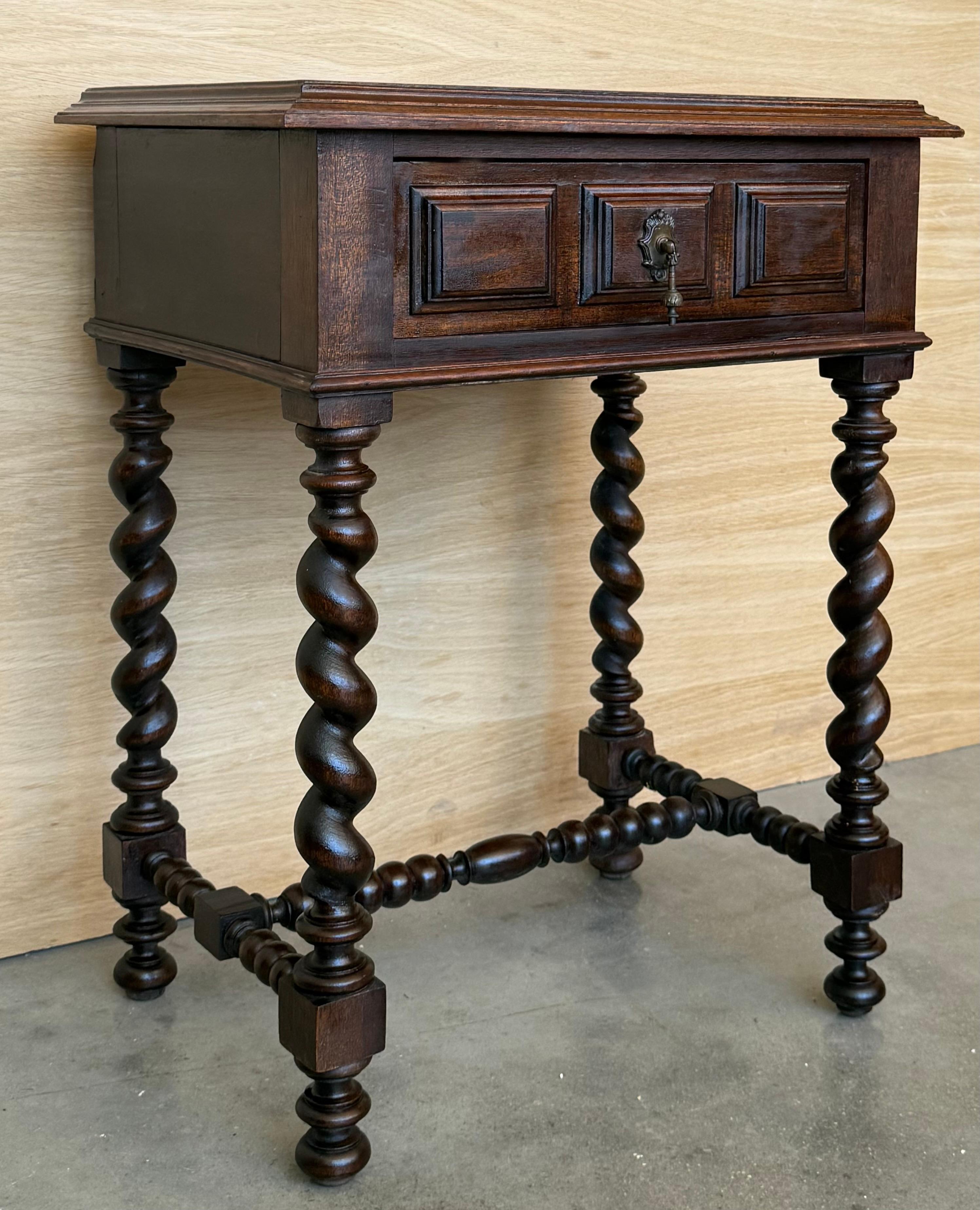 Espagnol Paire de tables de nuit espagnoles sculptées avec étagère basse en vente
