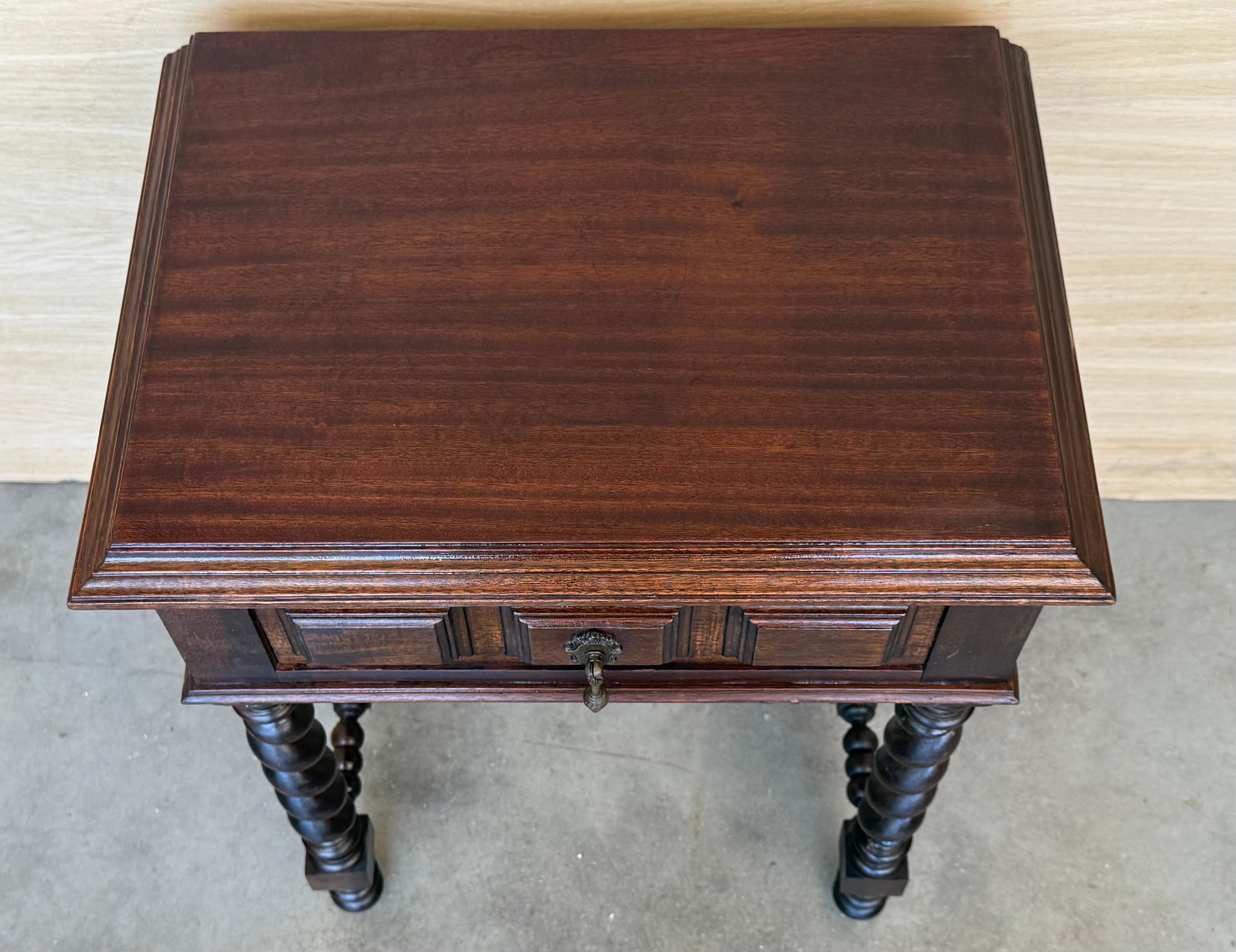 Paire de tables de nuit espagnoles sculptées avec étagère basse Bon état - En vente à Miami, FL